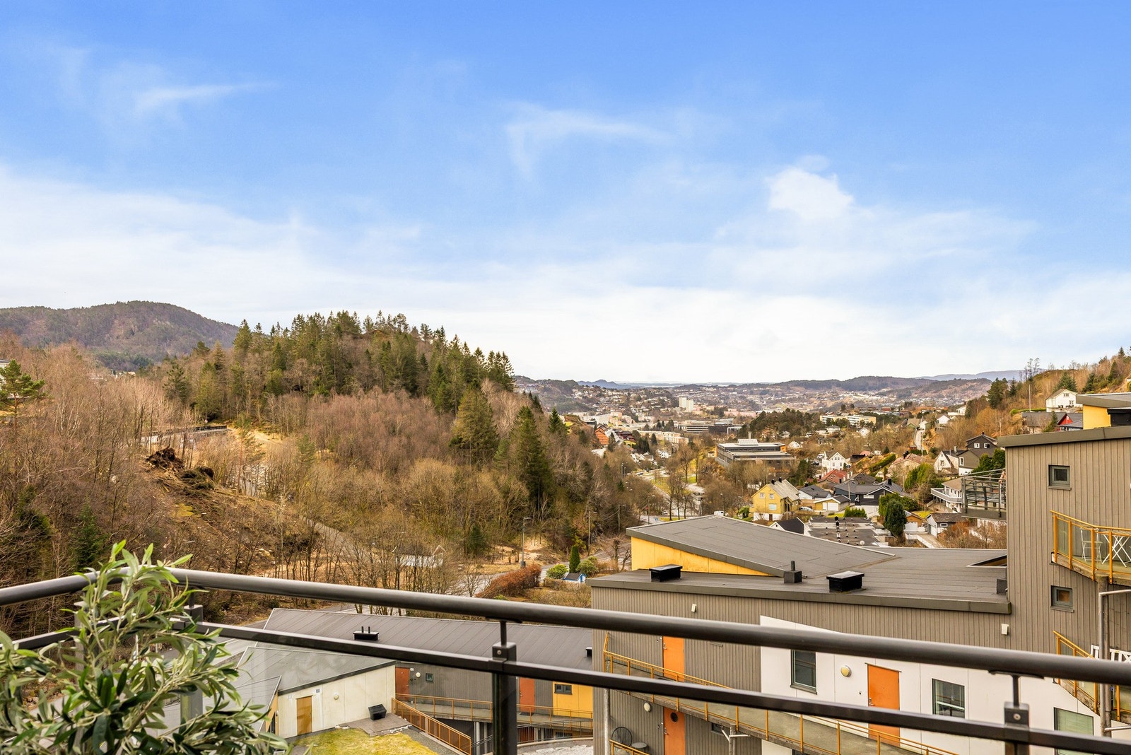På balkongen er det god plass til sittegruppe. Galleribilde