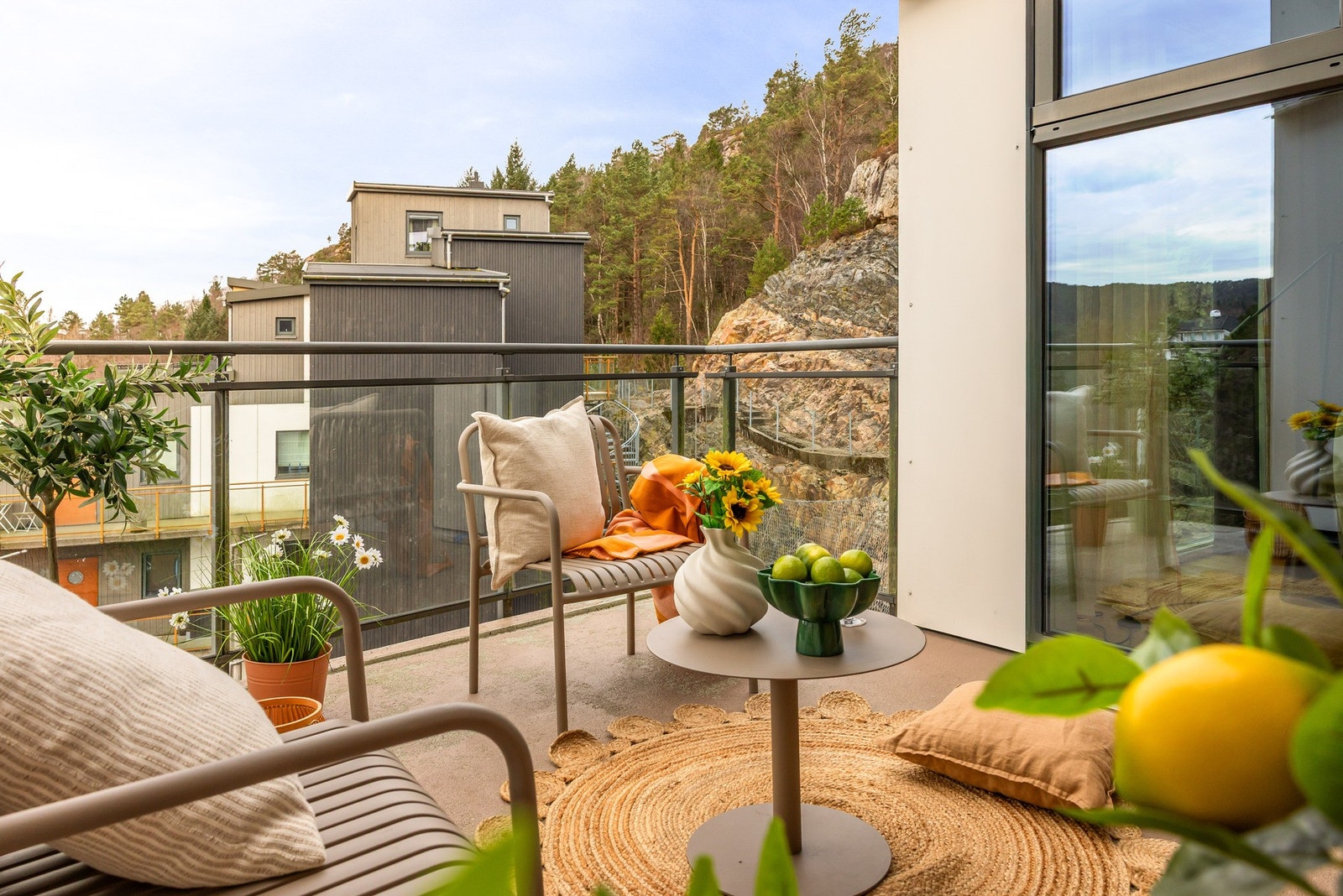 Fra stue er det utgang til en sørvendt balkong på 9 kvm med fin utsikt og sol fra morgen til kveld på sommerstid. Galleribilde