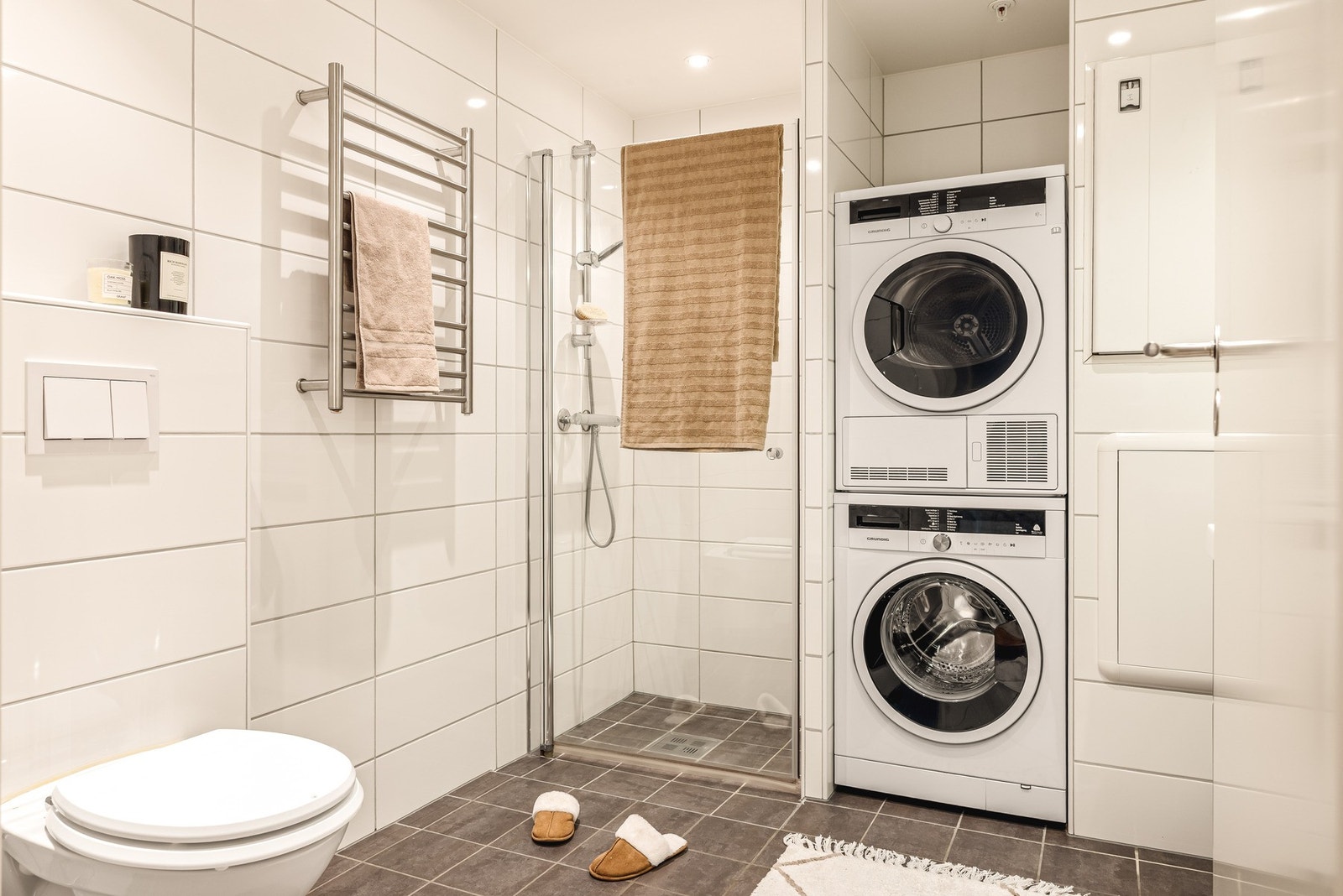 Badet er av god størrelse med et moderne uttrykk. Det er romslig og helfliset med varmekabler i gulv, og lyskilde både i taket og over speilet. Galleribilde
