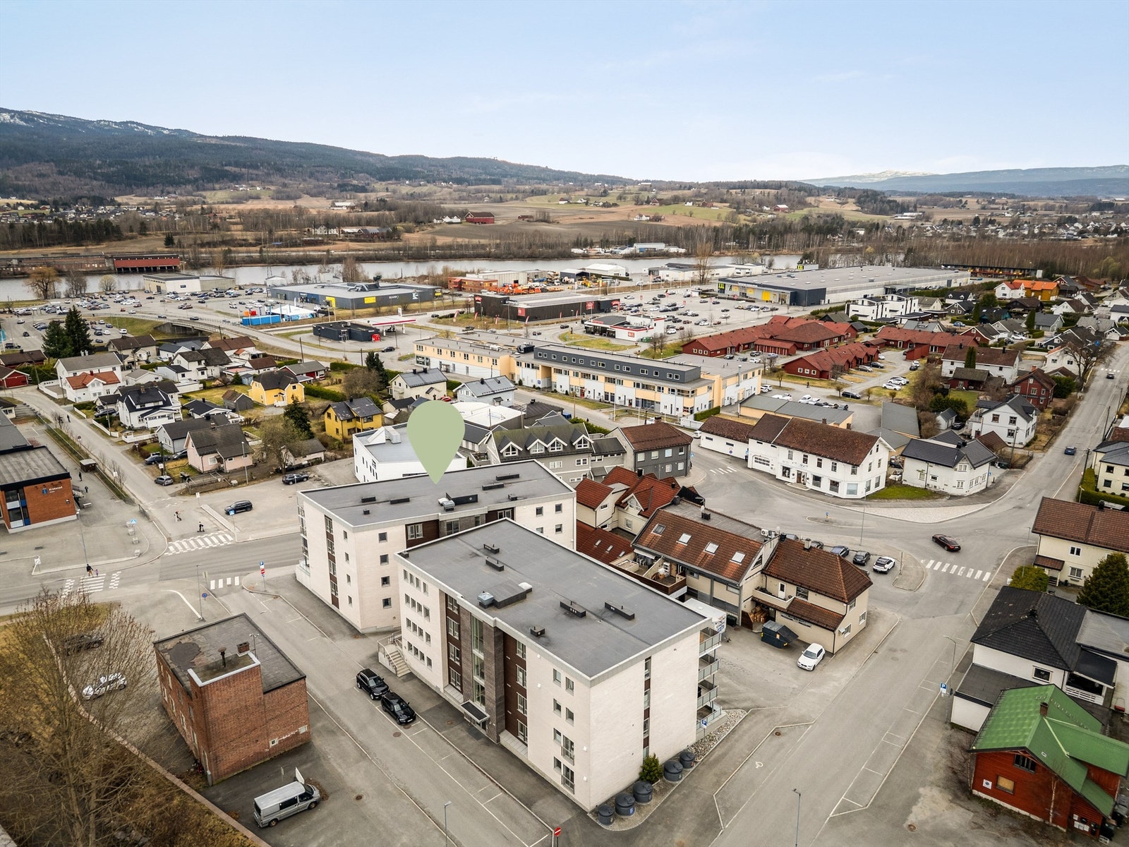 Under 1 km til barnehager, barneskole og ungdomsskole med idrettsanlegg. Galleribilde
