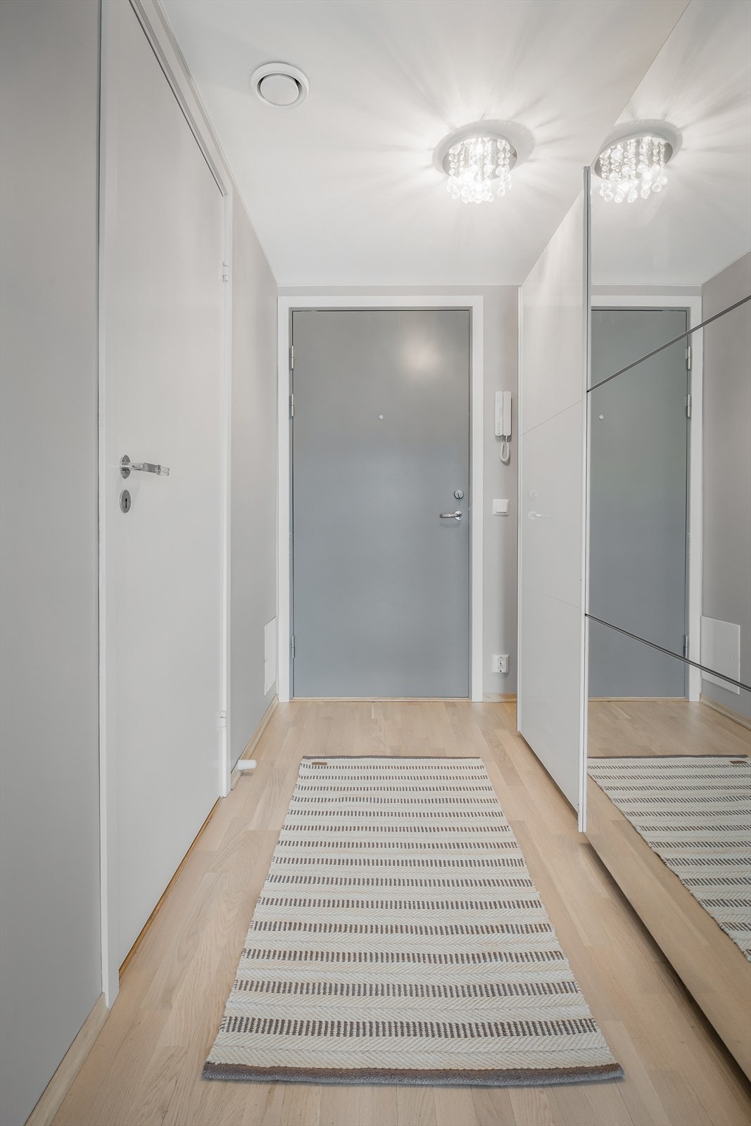 Leiligheten har en egen bod på ca. 5 kvm i felles garasjekjeller, boden er tinglyst som tilleggsdel til seksjonen. Galleribilde