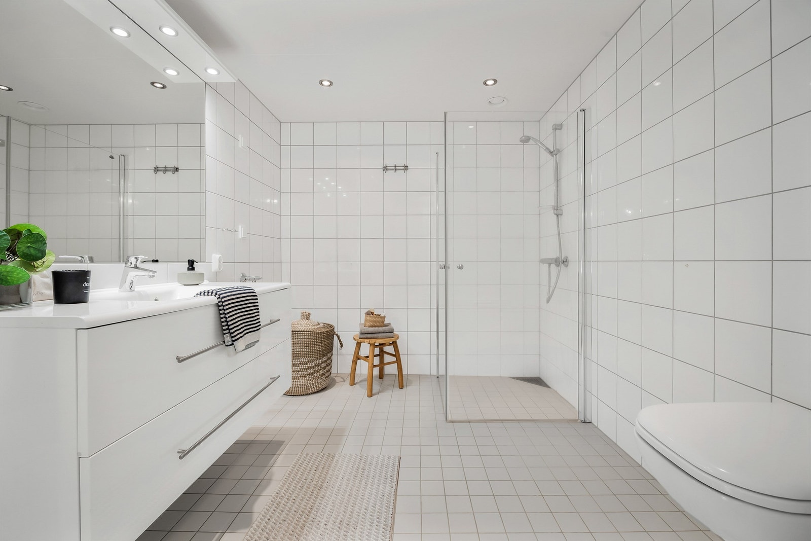 Lyst flislagt bad med downlights i tak og gulvvarme. Galleribilde