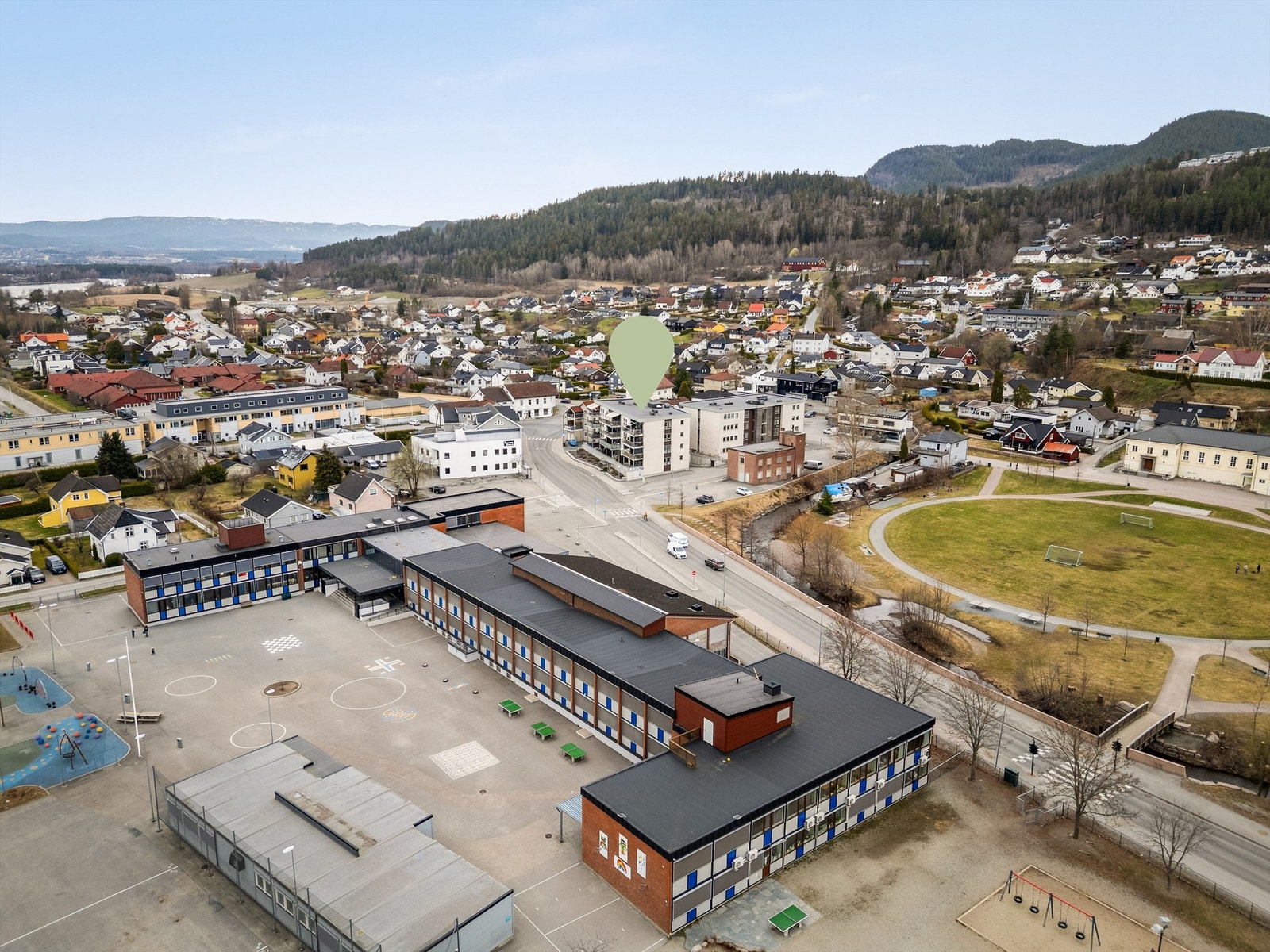 Ca. 5 min kjørestavstand til Mjøndalen togstasjon med gode togforbindelser mot Kongsberg, Drammen og Oslo. Galleribilde