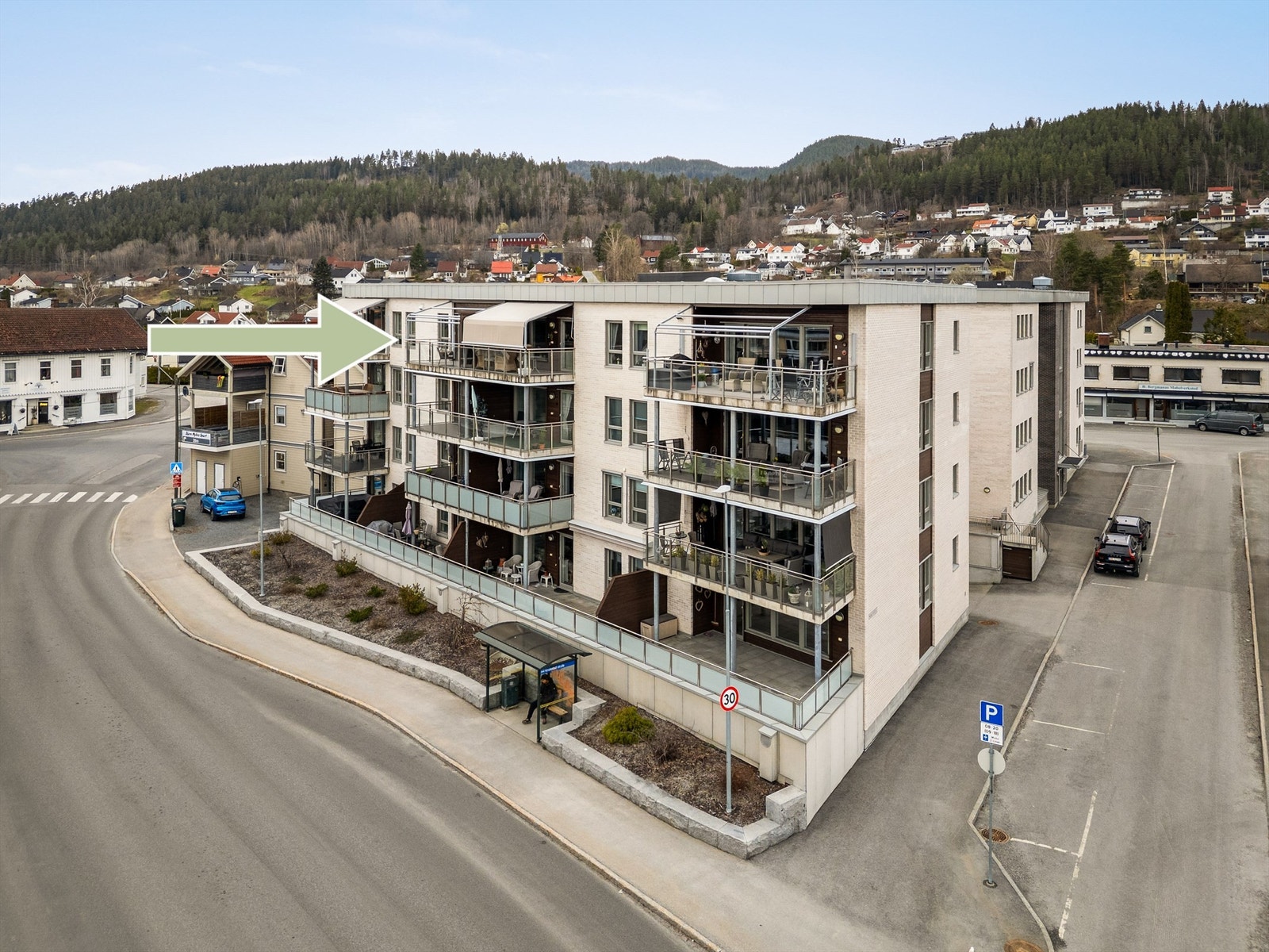Kort gangavstand til flere servicetilbud og stort kjøpesenter (Alti Buskerud). Galleribilde