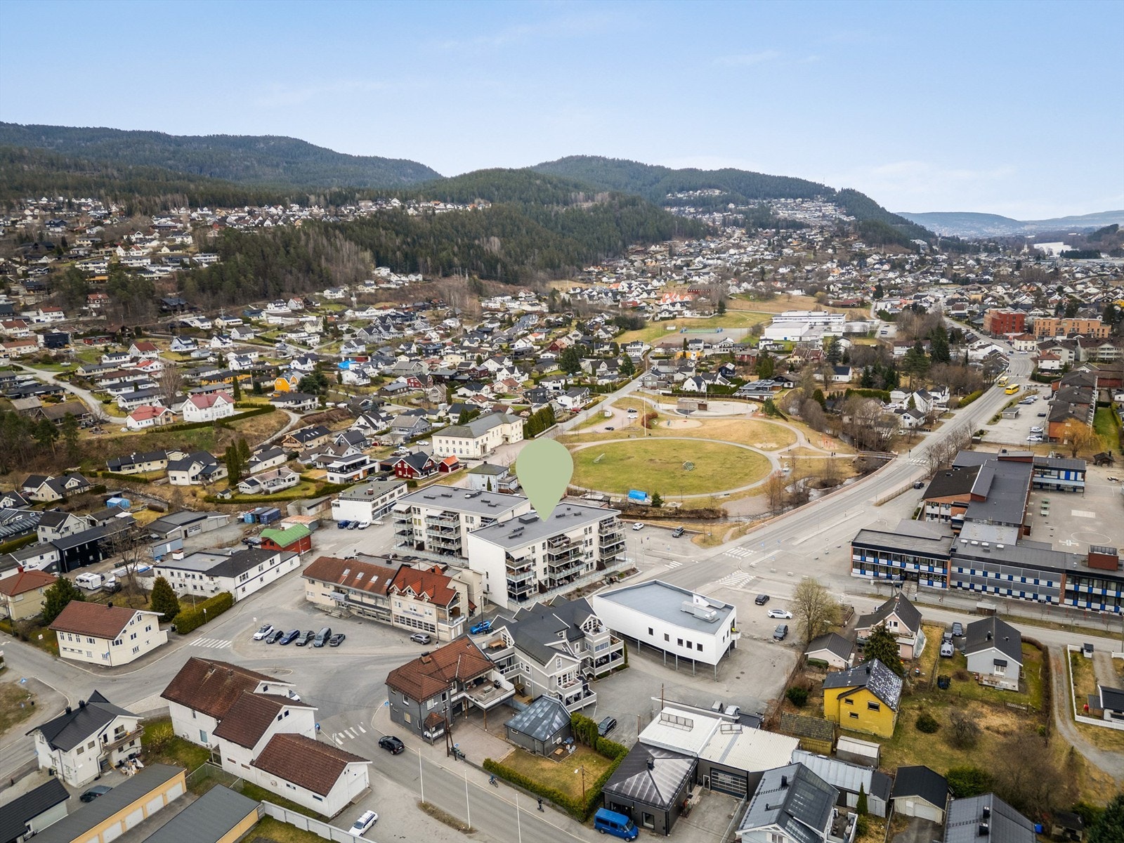 Kort vei til flott turterreng med turstier, lysløyper og fiskevann. Galleribilde