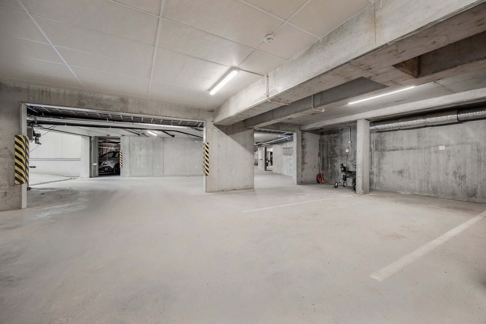Medfølgende parkeringsplass i felles garasjeanlegg (heisadkomst). Galleribilde