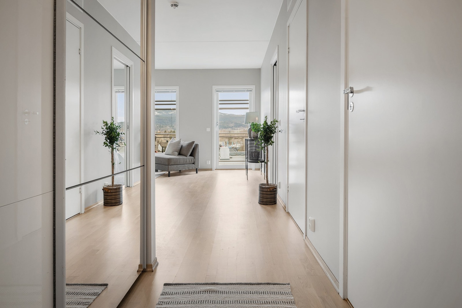 Entré med dørcallinganlegg og skyvedørsgarderobe. Galleribilde