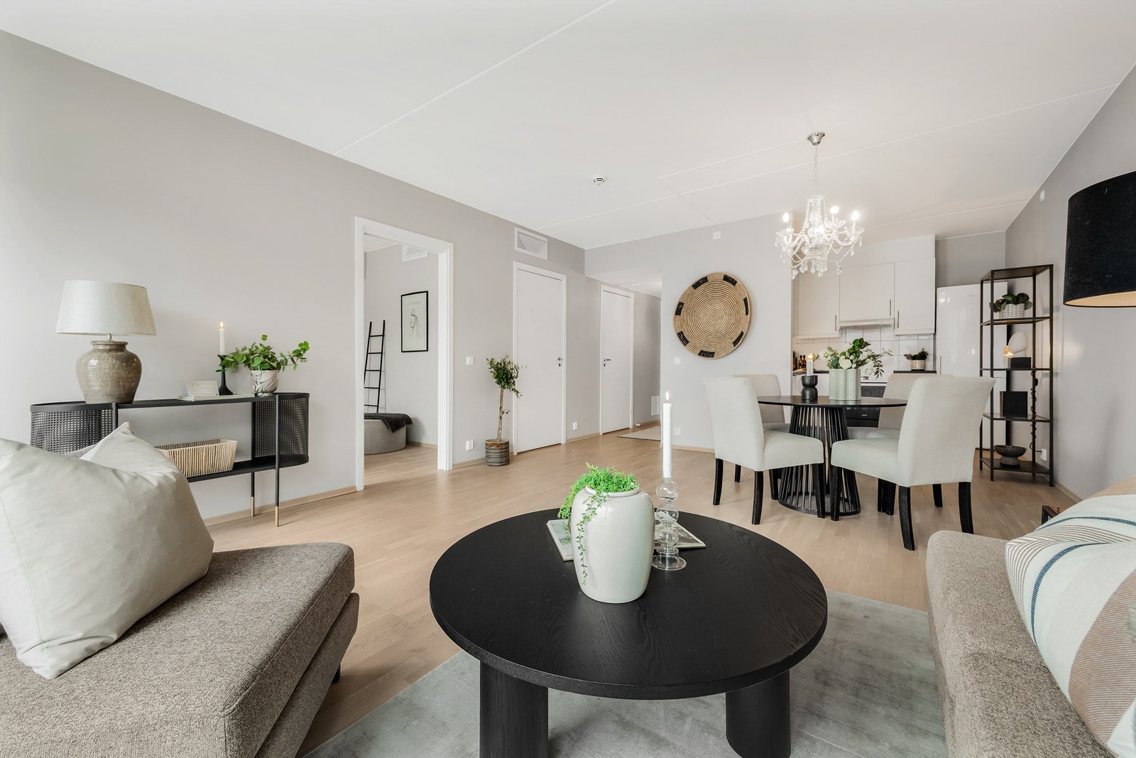 Åpen kjøkken- og stueløsning med sofaområde samt spiseplass. Galleribilde