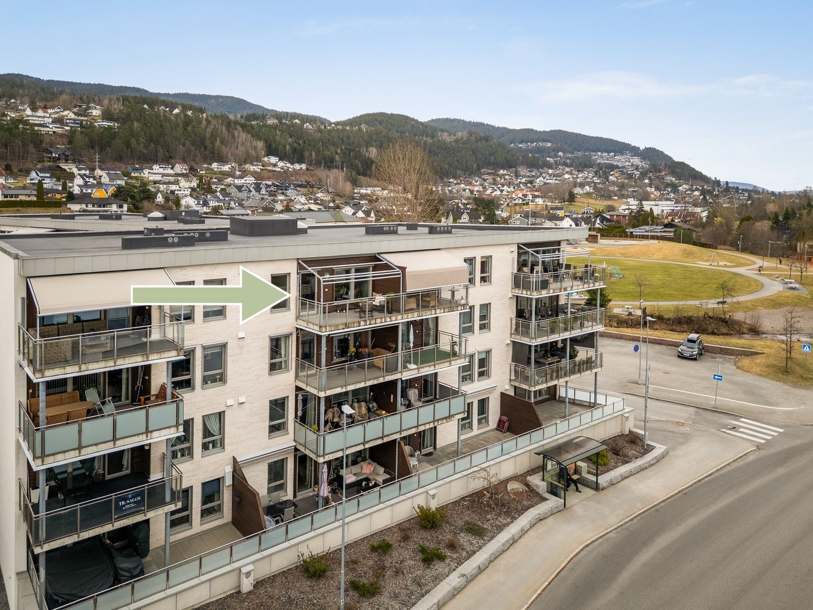 Umiddelbar nærhet til buss med forbindelser mot Drammen sentrum og Mjøndalen. Galleribilde