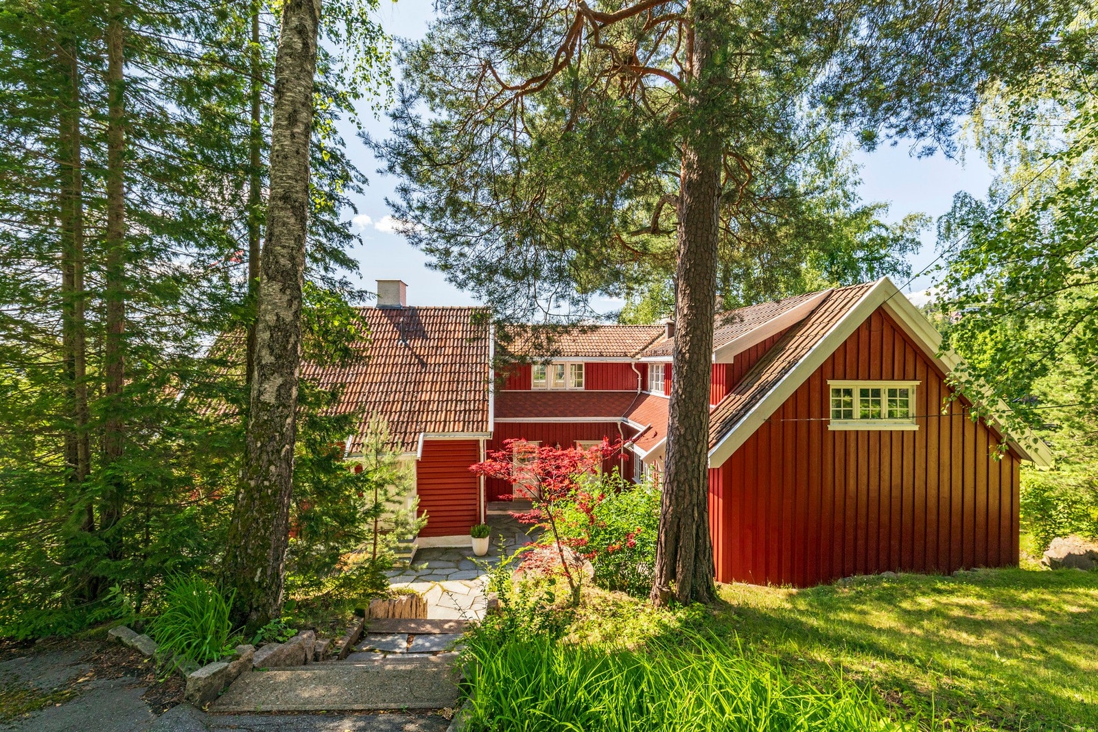 Beliggenheten er attraktiv og barnevennlig på Slemdal med nærhet til marka, skoler, barnehager og kollektivforbindelser. Galleribilde