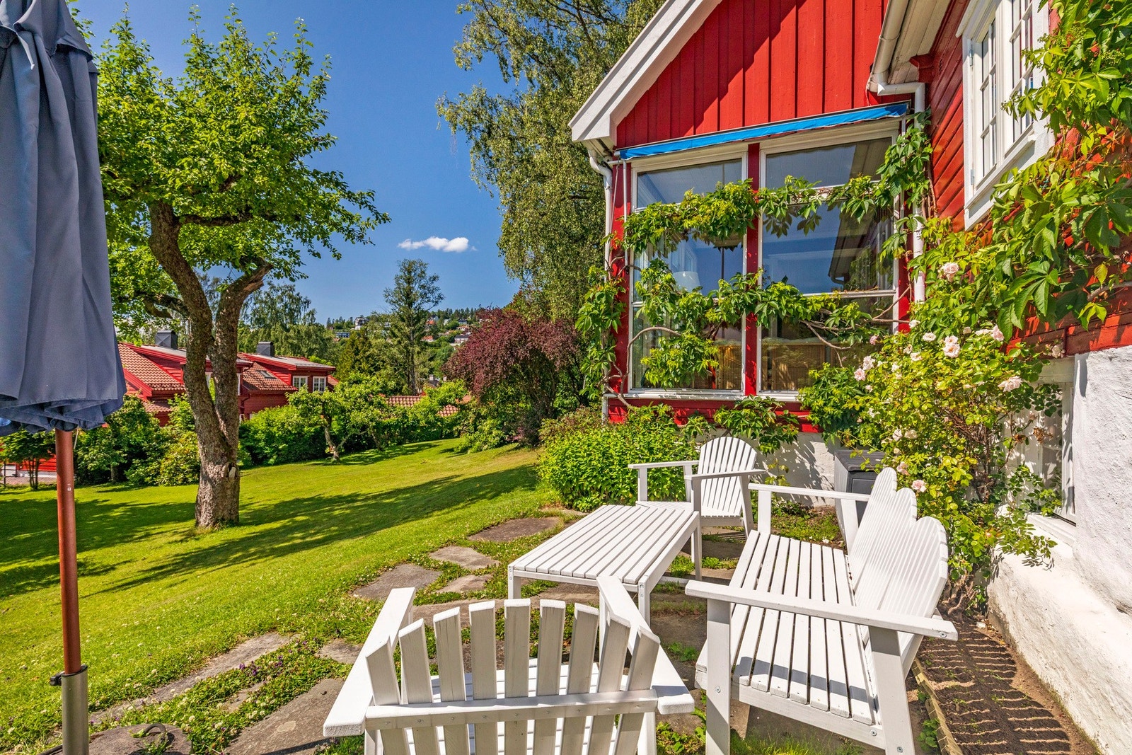 Tomten har gode solforhold og flere soner for sittegrupper. Galleribilde