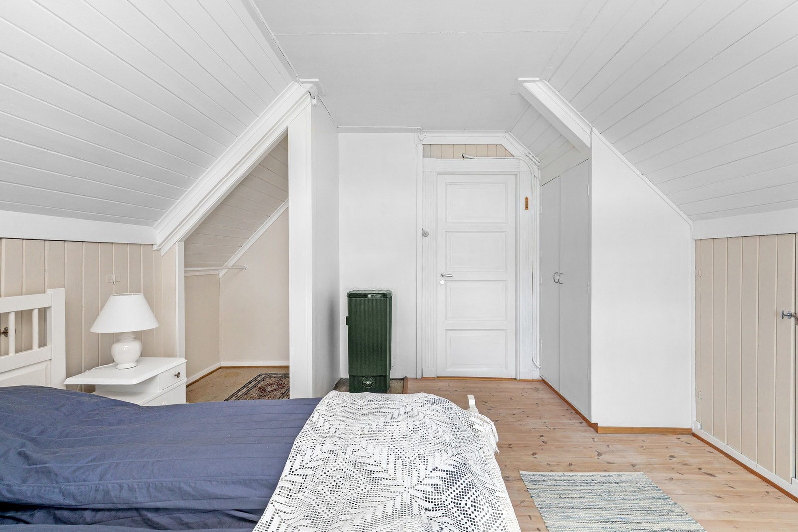 Soverom med god oppbevaringsplass. Galleribilde