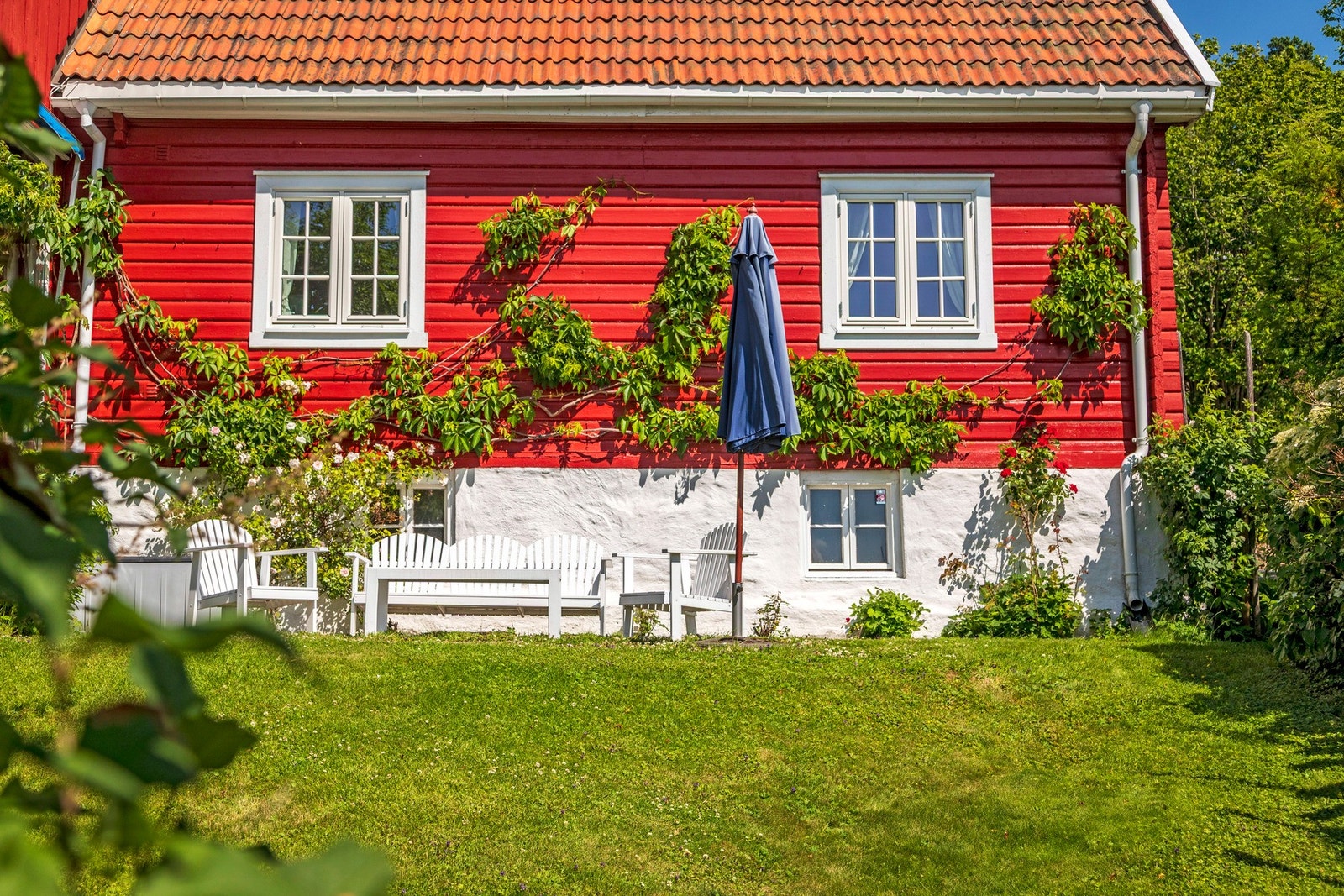 Koselig, solrik uteplass i hagen. Galleribilde