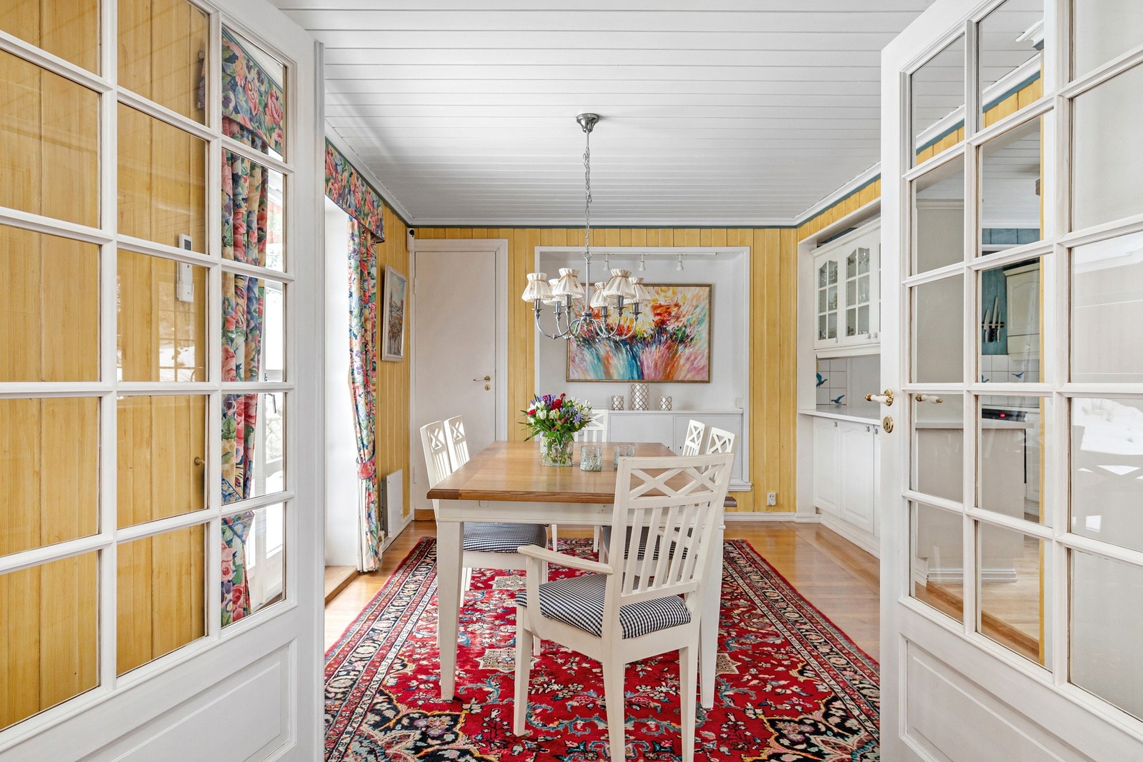 Spisestue med god plass til hyggelige middager. Utgang til hagen. Galleribilde