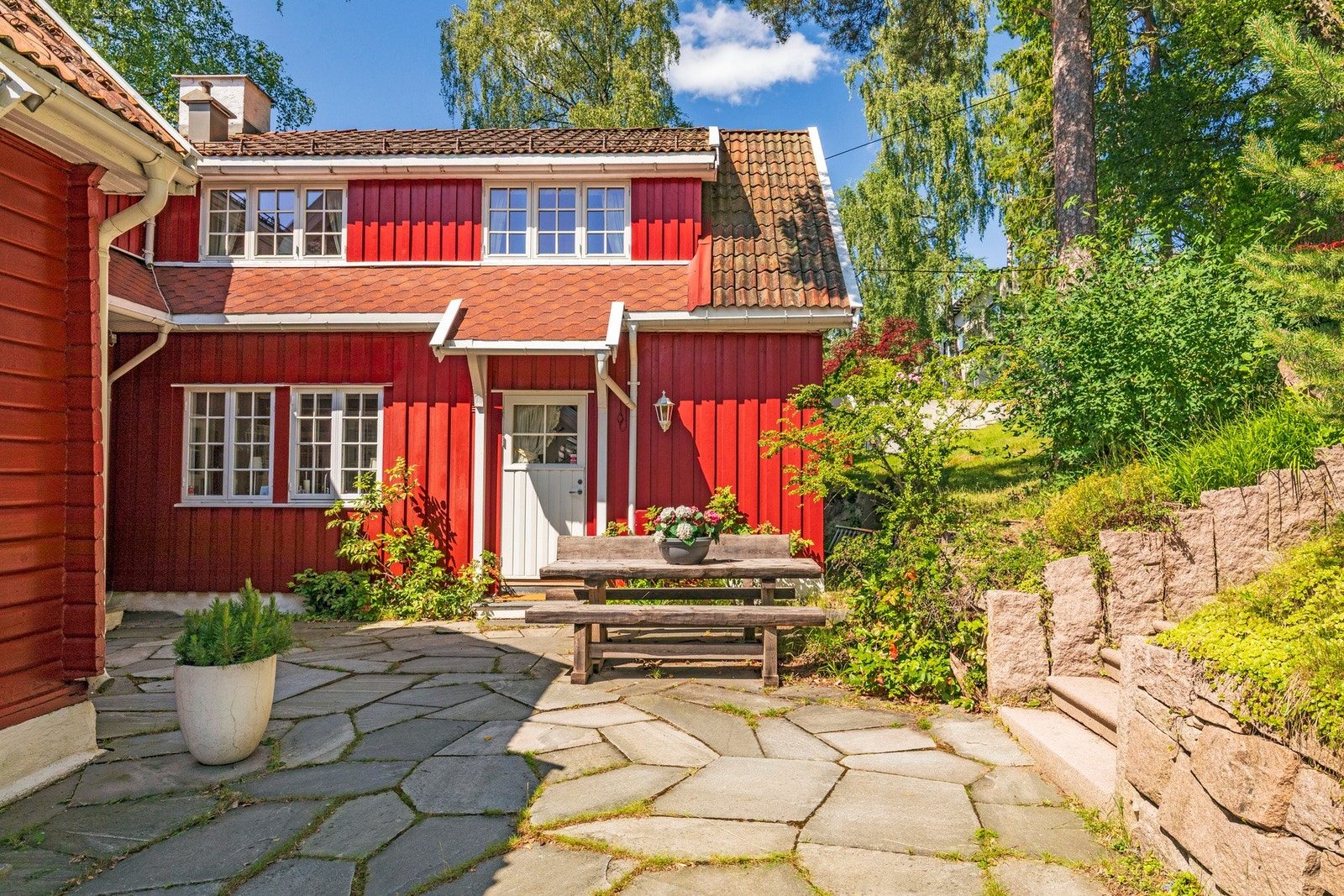 Nydelig hellelagt gårdsplass. Galleribilde