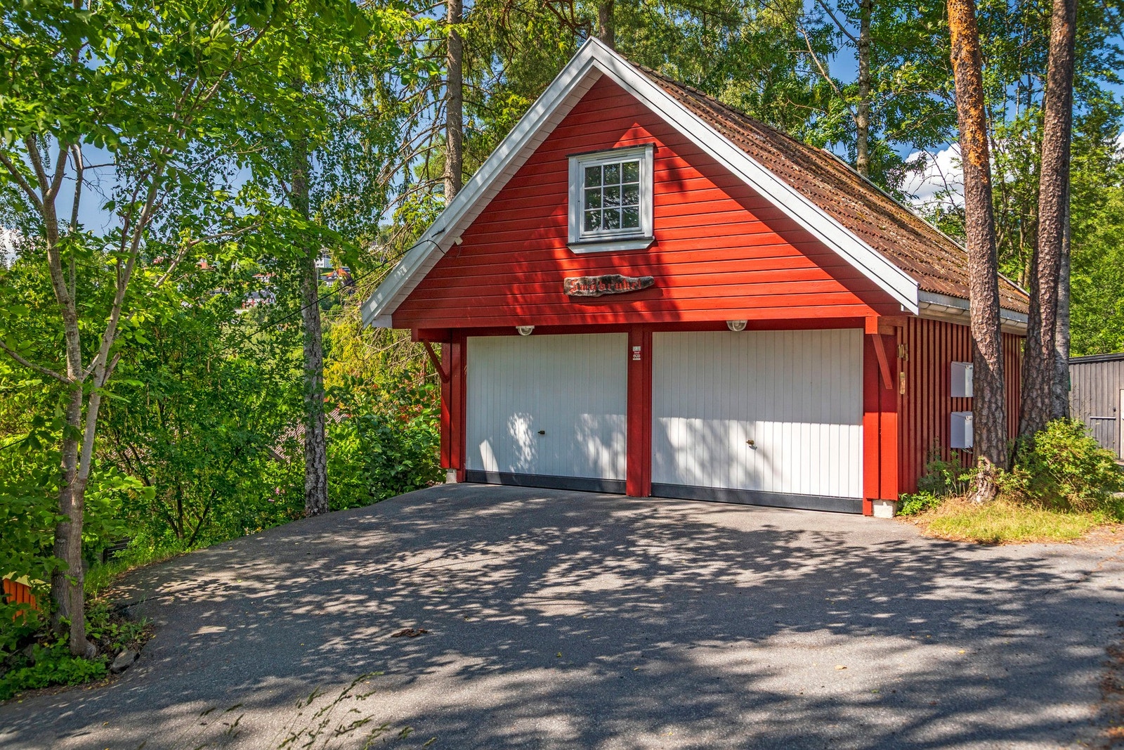 Dobbelgarasje med romslig loft for lagring på 27 kvm i gulvareal. Galleribilde