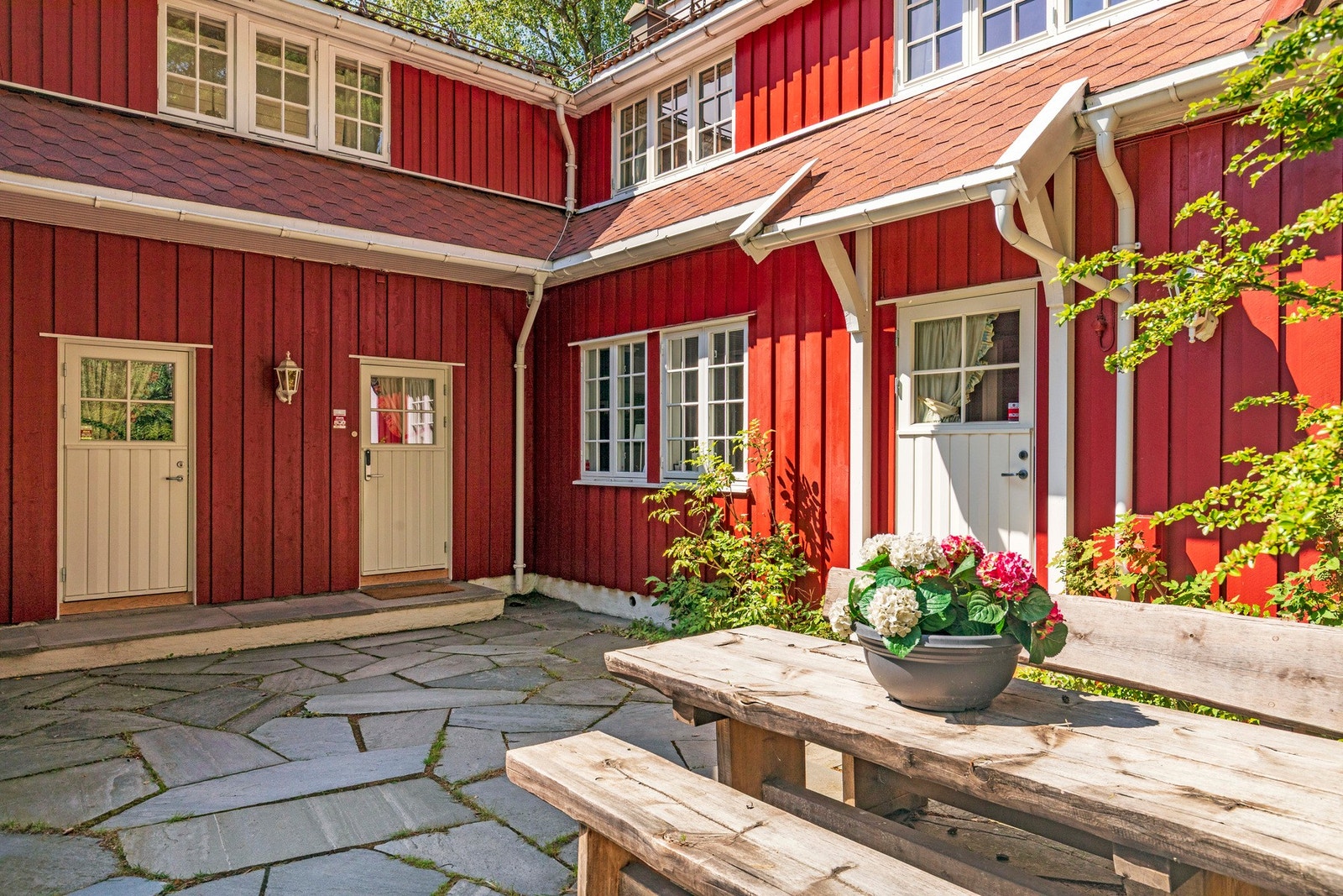 Hellelagt gårdsplass. Galleribilde
