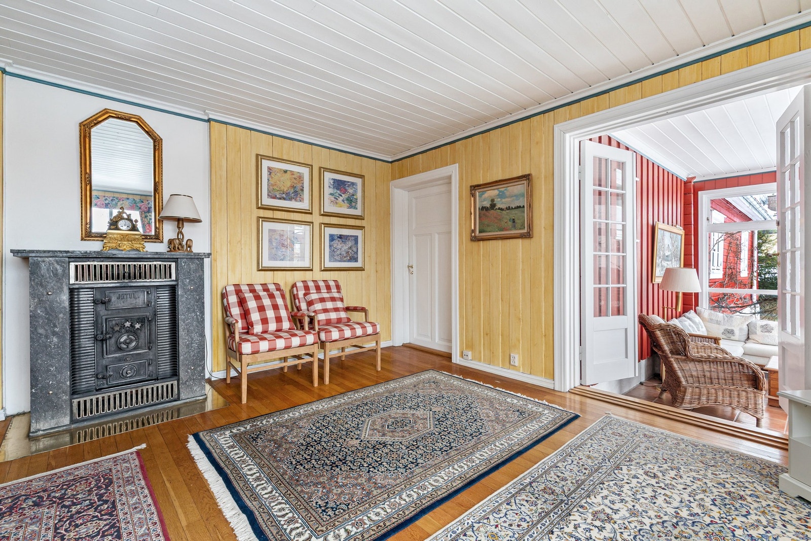Stue med kamin fra Jøtul. Galleribilde