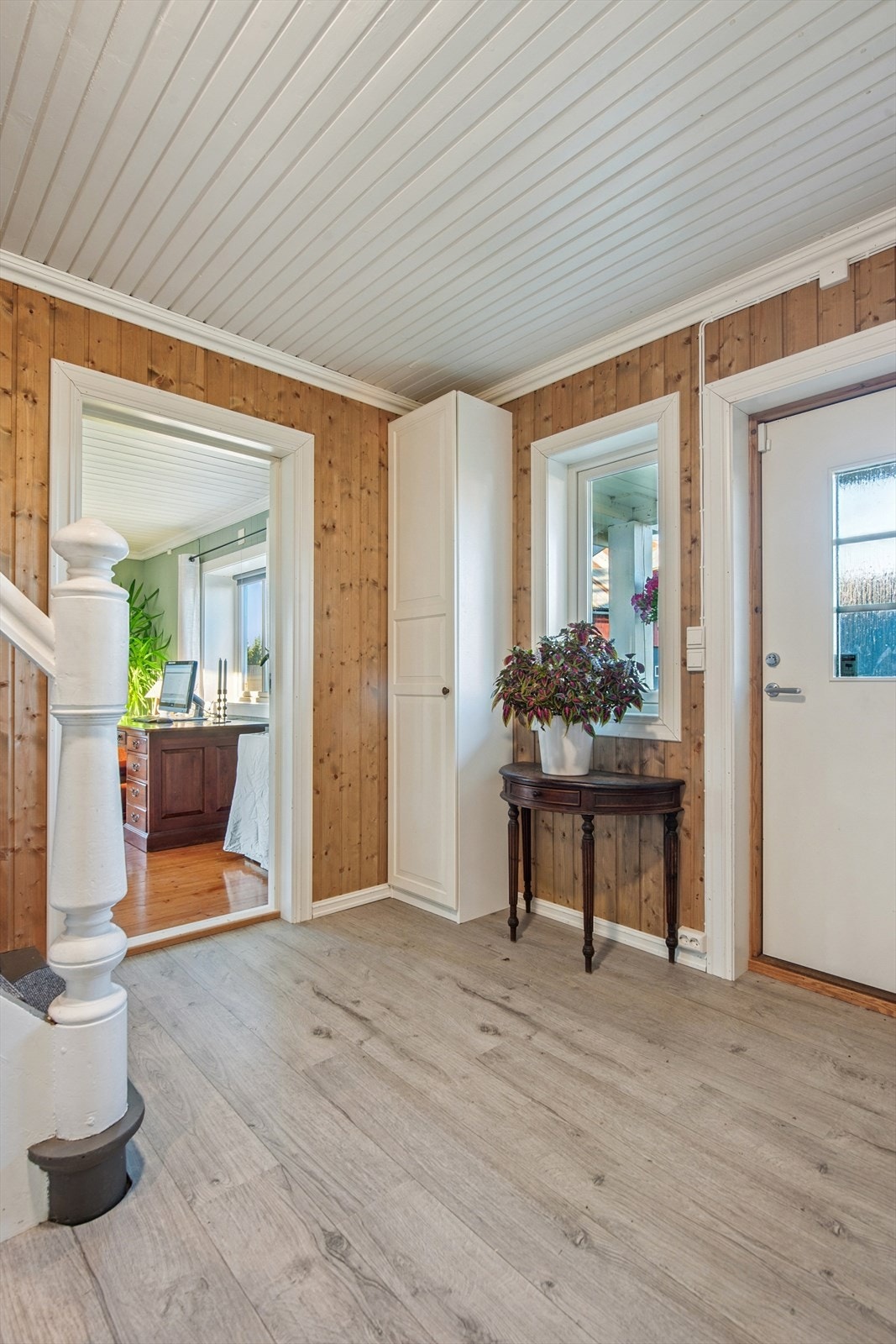 Velkommen inn i en entré med adkomst til boligens stuer og trapp til loftsetasjen. Galleribilde