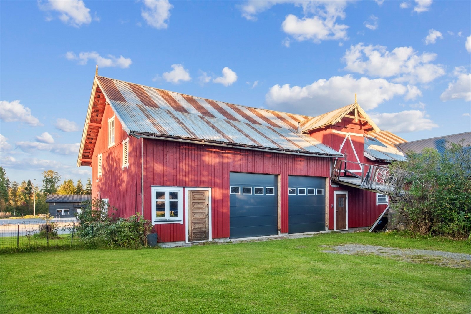 På eiendommen står en stor låvebygning som inneholder en ny, fullisolert garasjedel fra 2019. Galleribilde
