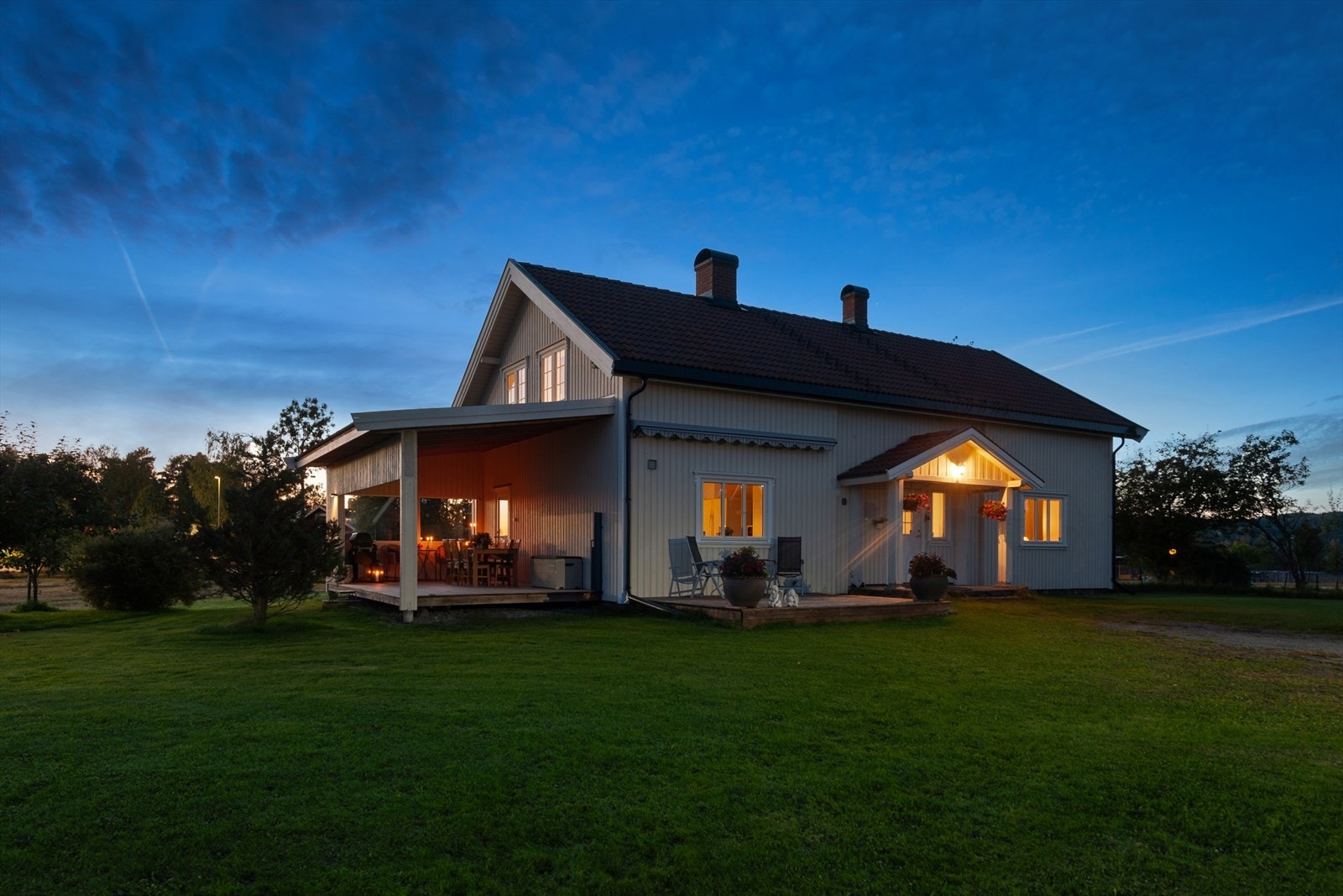 Om kvelden skaper belysningen en stemningsfull ramme rundt uteplassen. Galleribilde