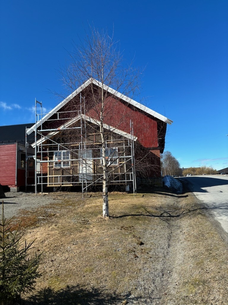 Tilbygg på låve under oppføring (selgers bilde fra april 2026) Galleribilde