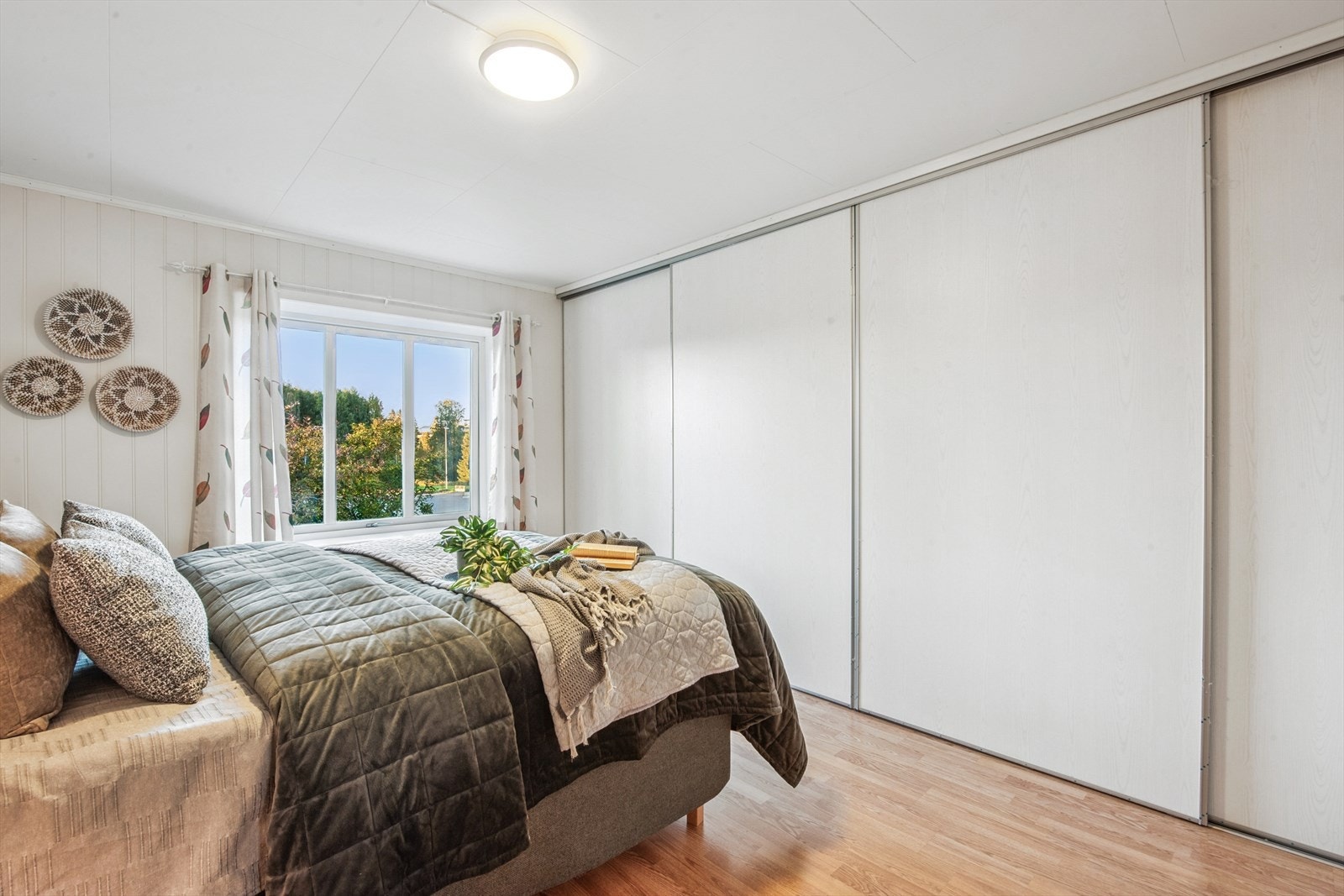 En stor skyvedørsgarderobe gir rikelig med oppbevaringsplass. Galleribilde