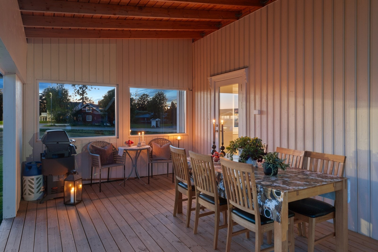 Terrassen har god plass til både spisebord og grill, og fungerer som en forlengelse av stuen. Galleribilde