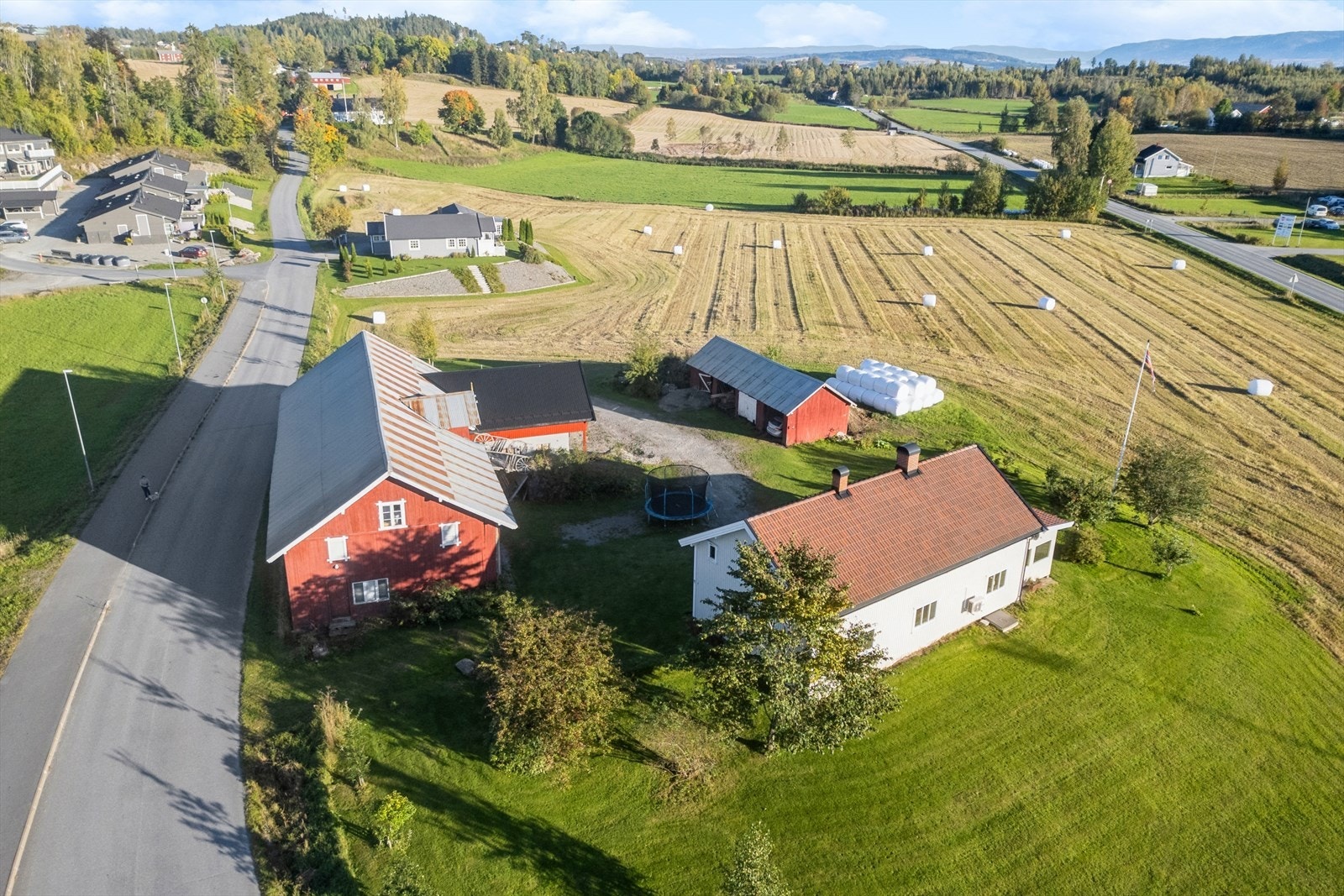 Eiendommen ligger i et landlig og åpent landskap på Stavsjø i Ringsaker kommune. Galleribilde