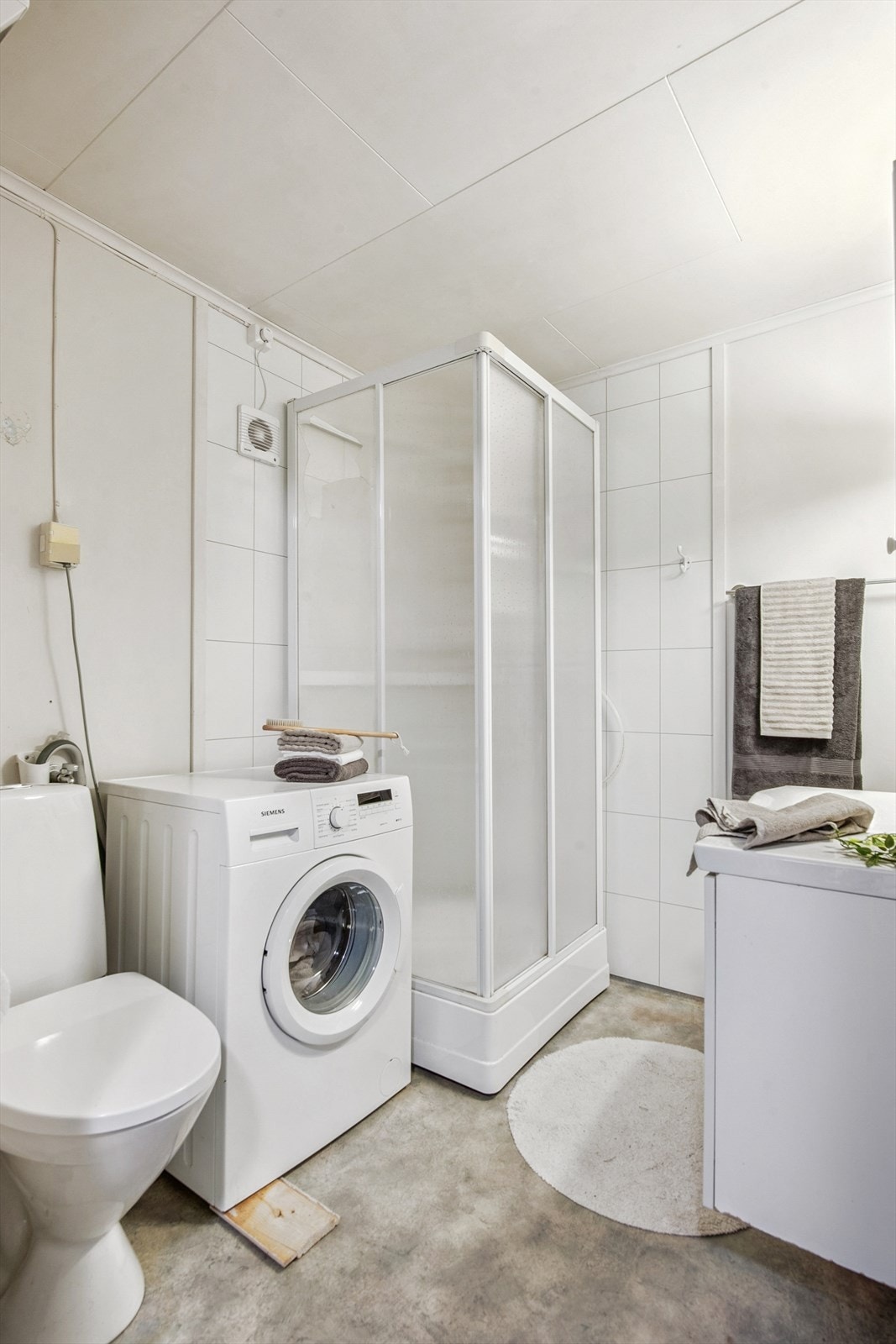 Badet i første etasje er utstyrt med dusjkabinett, toalett og opplegg for vaskemaskin. Galleribilde