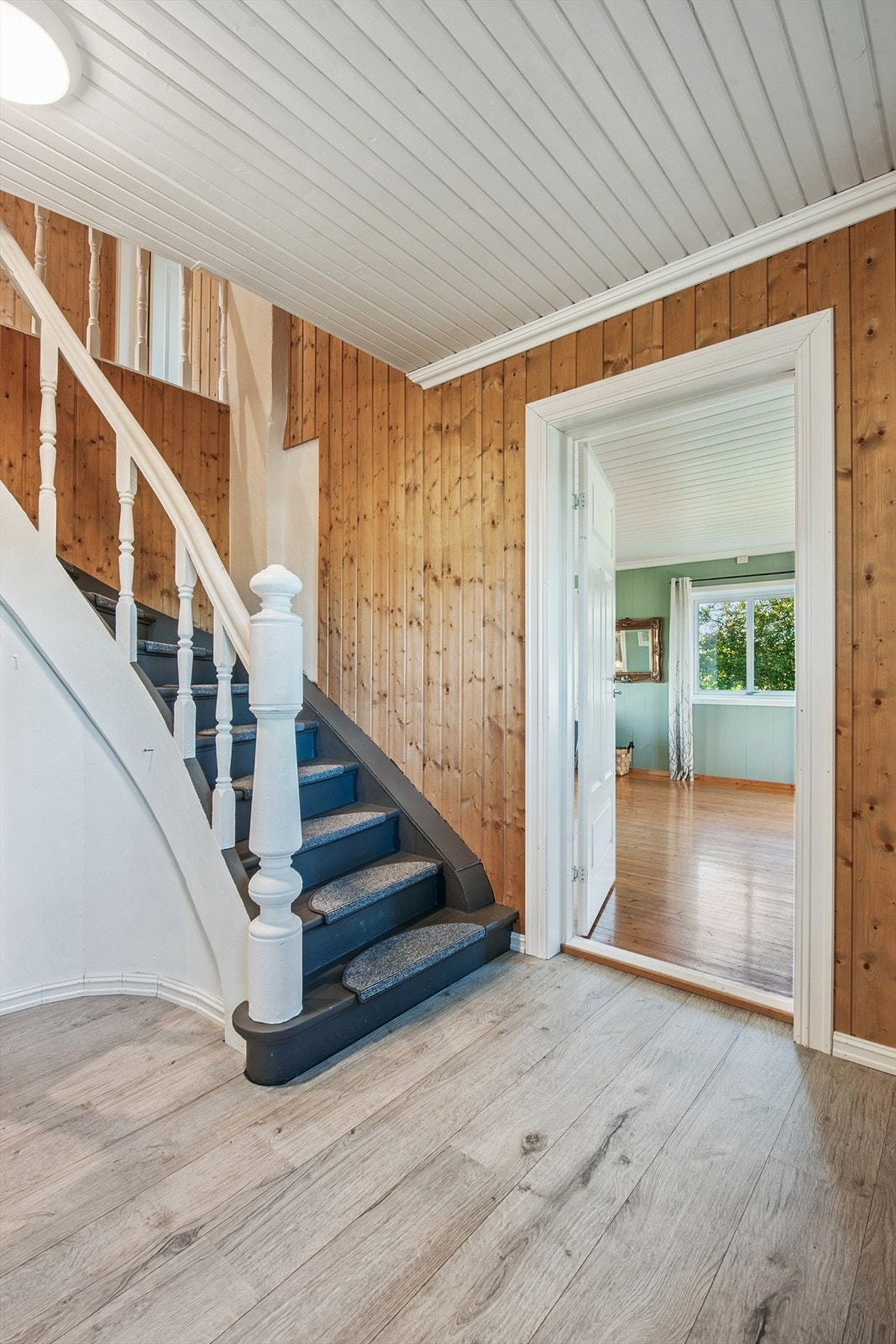 Den flotte tretrappen binder etasjene sammen og leder videre opp til soveromsavdelingen. Galleribilde