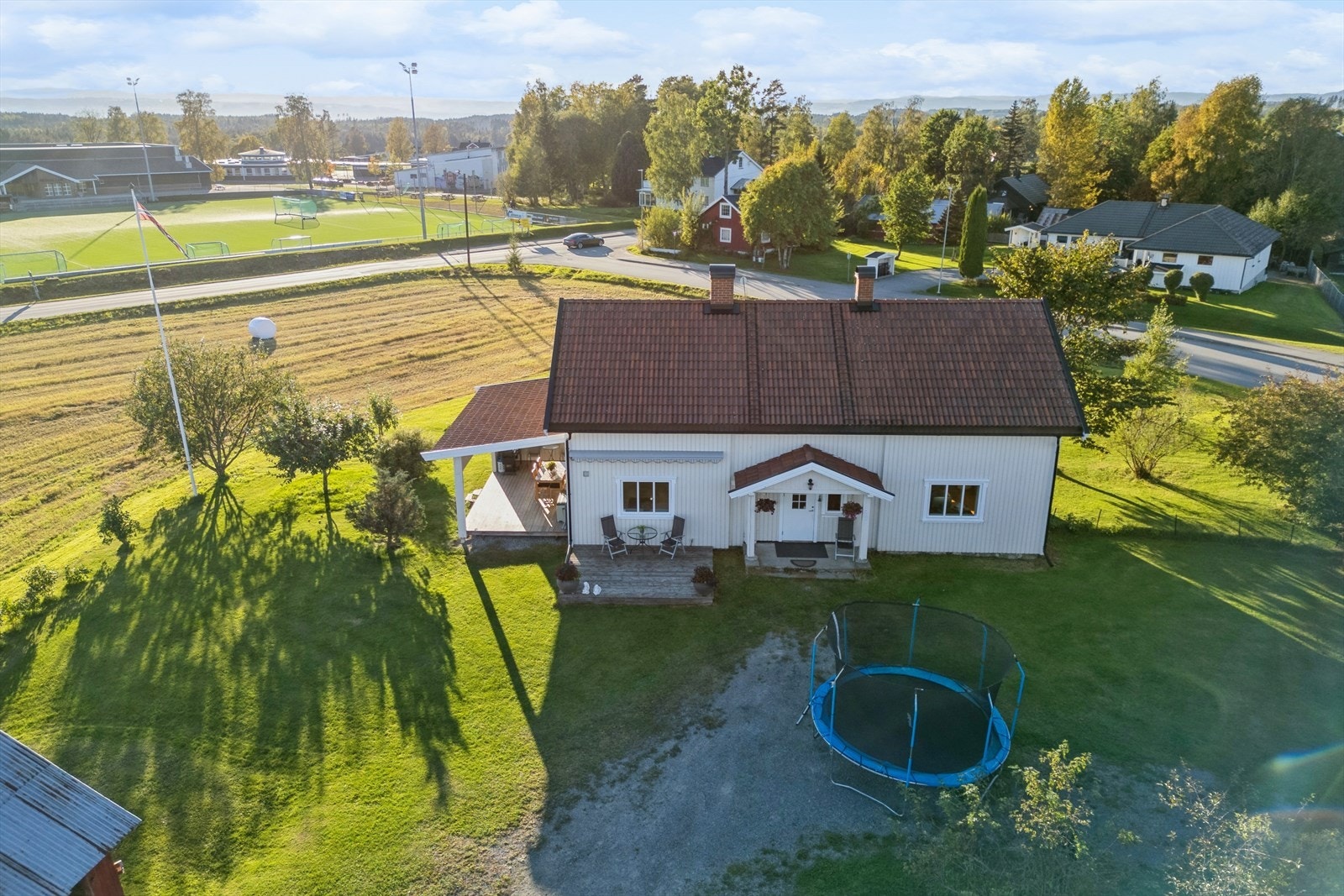 Beliggenheten er barnevennlig med kort gangavstand til Nes barneskole og ungdomsskole, kun 400 meter unna. Galleribilde
