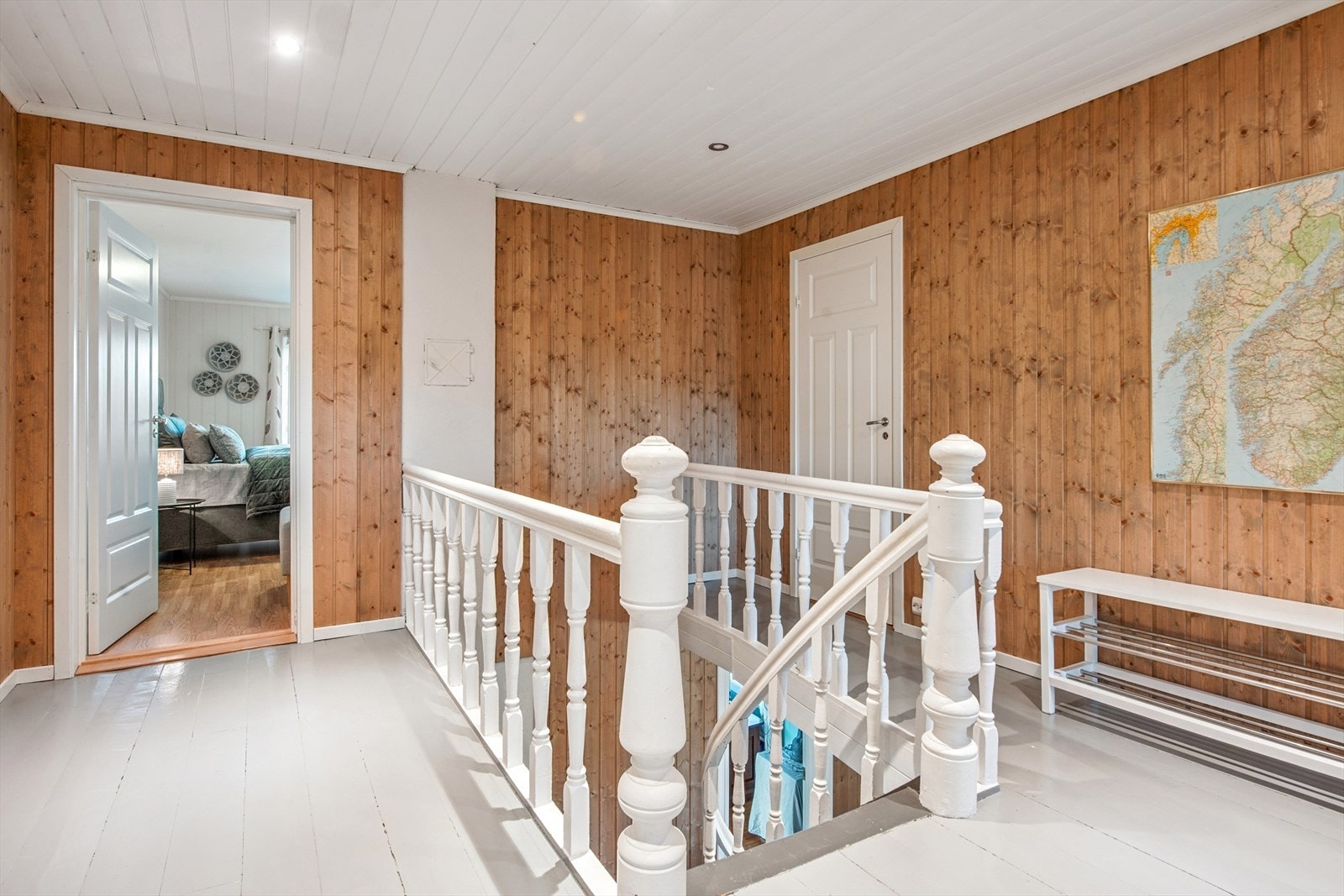 Gangen gir tilgang til soverommene og har plass til en liten sittegruppe eller oppbevaring. Galleribilde