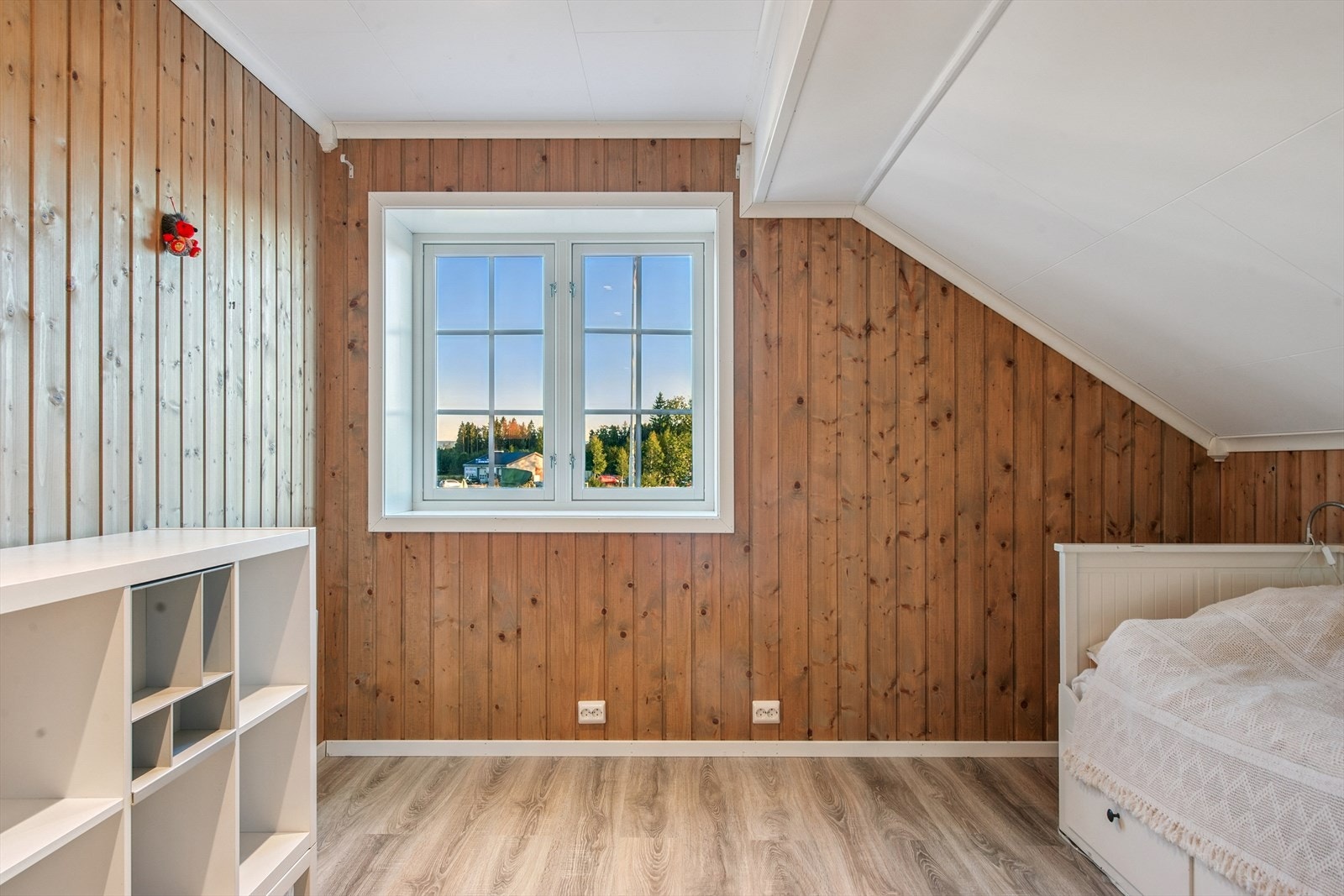 Vinduet gir godt med lys og utsikt over nærområdet. Galleribilde