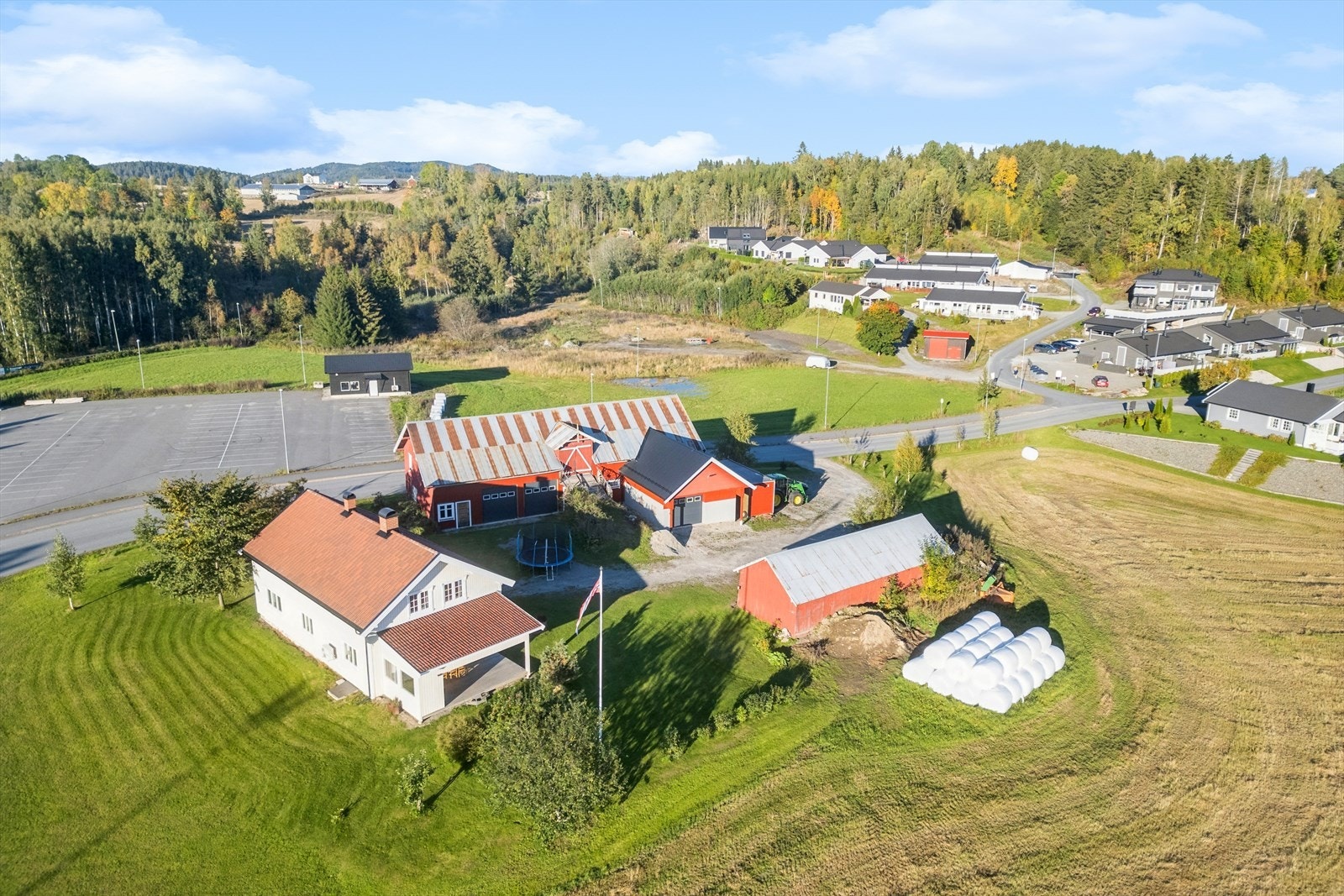 Neshallen og andre idrettsanlegg ligger kun fem minutters gange fra eiendommen. Galleribilde