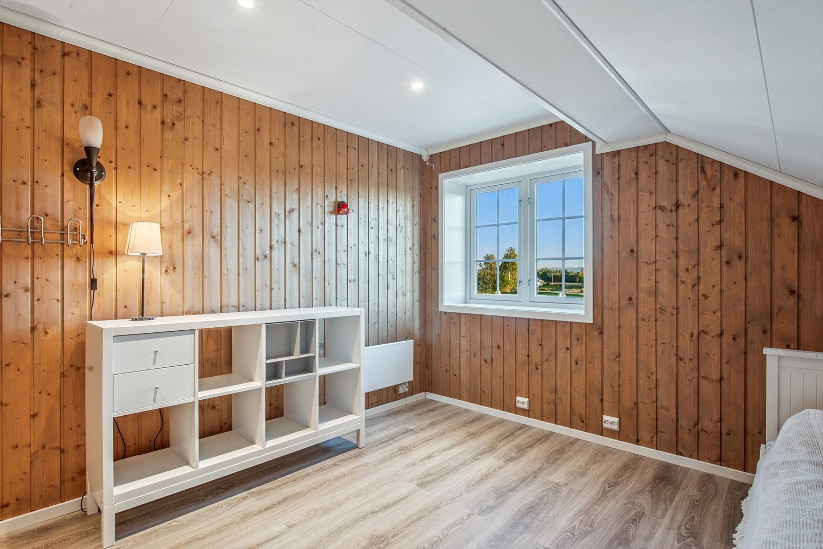 Rommet har også panelvegger og plass til seng og oppbevaring. Galleribilde
