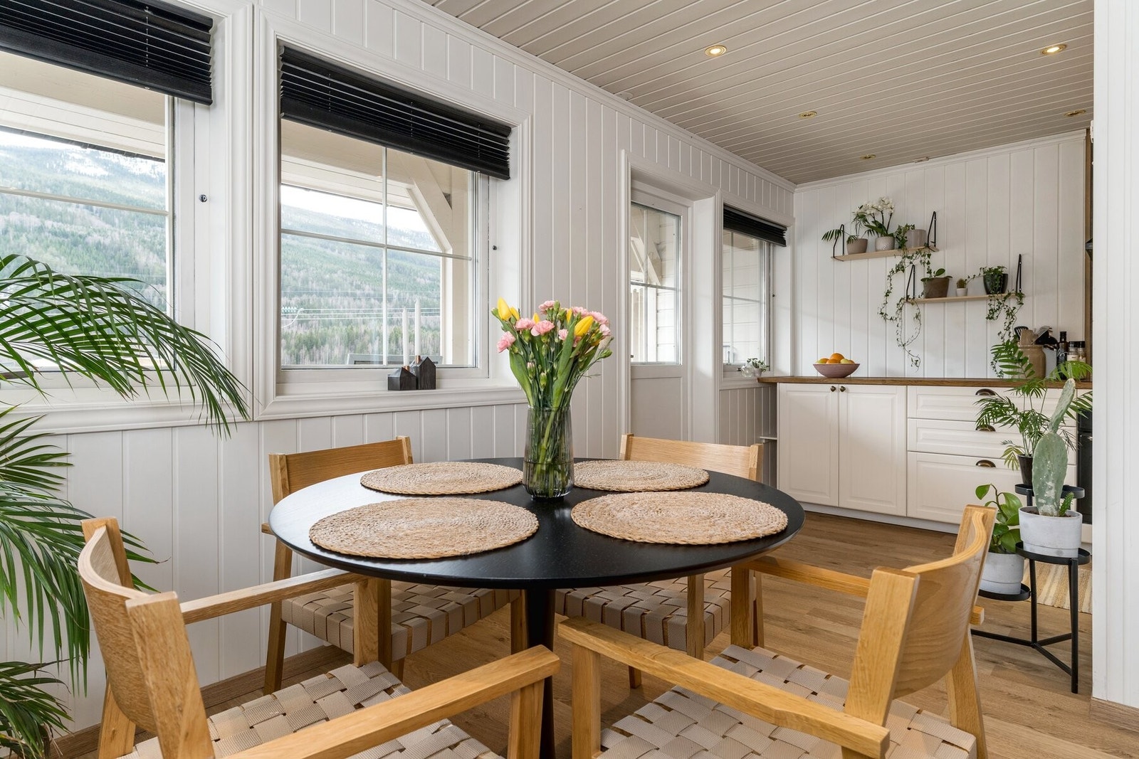 Leiligheten har vinduer som slipper inn rikelig med naturlig lys fra flere vinkler. Galleribilde