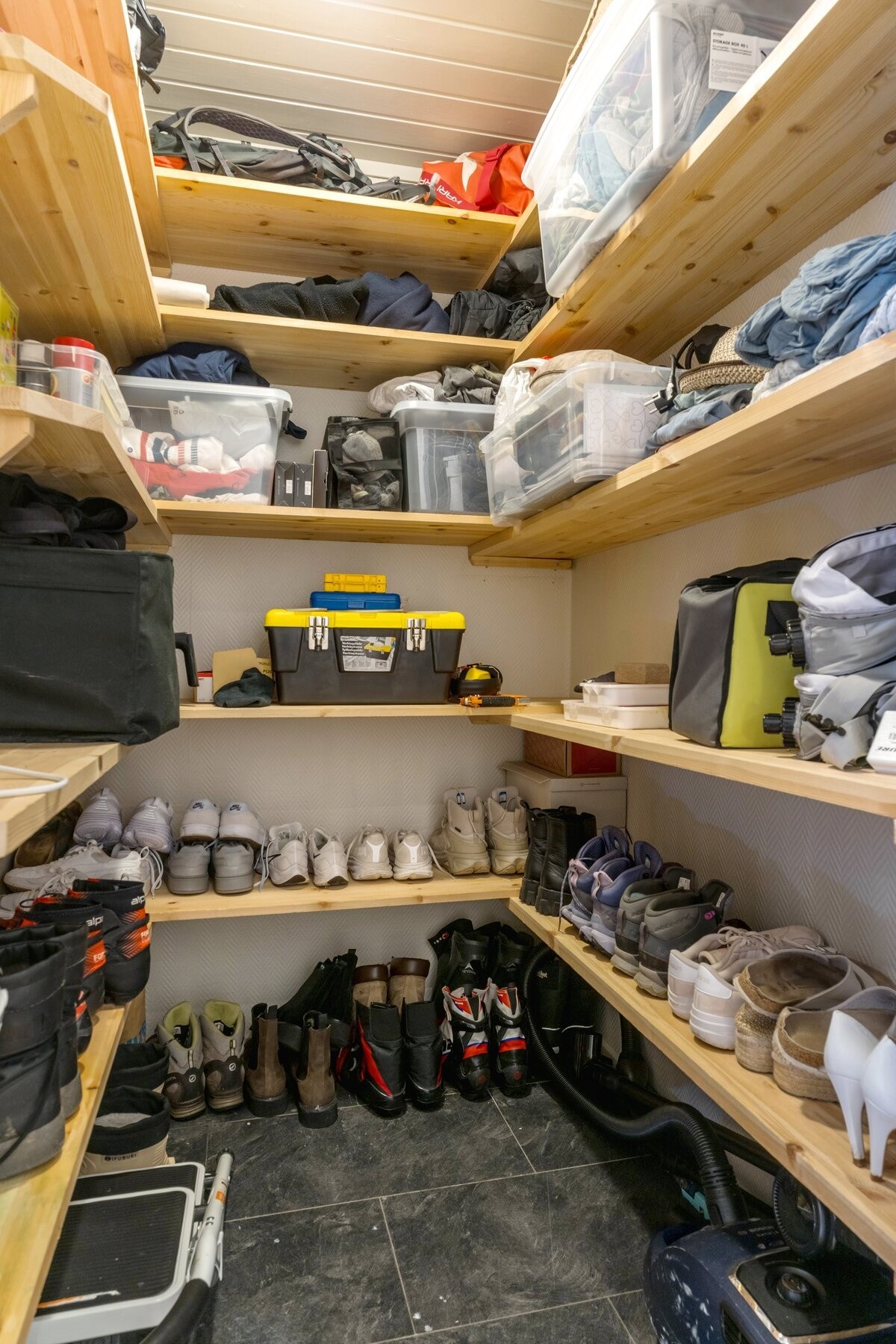 Praktisk innvendig bod for god oppbevaring. Det er også god lagerplass på leilighetens loft. Galleribilde