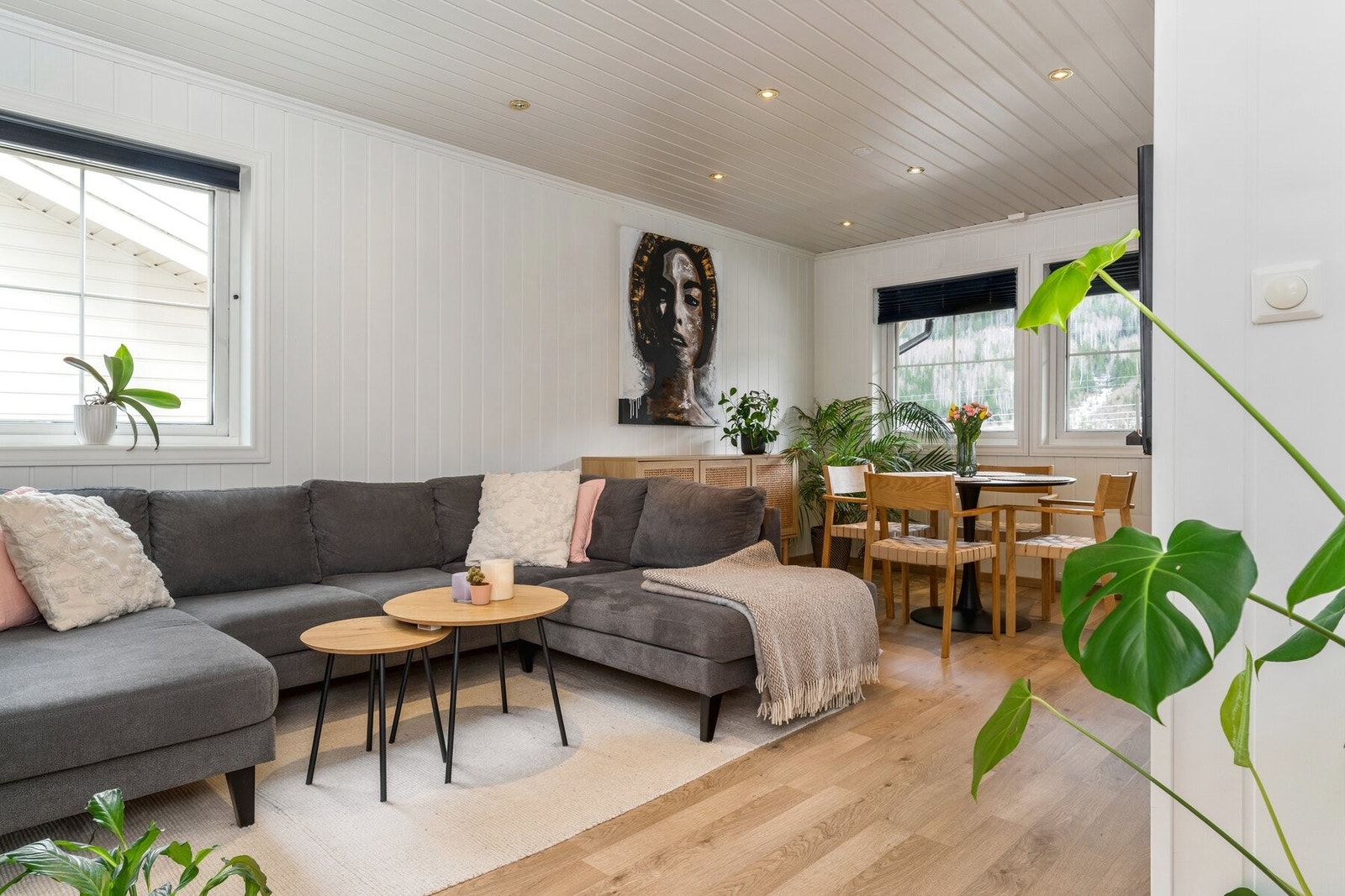 Fra gangen kommer man inn i en lys og fin stue med god plass til sofagruppe og spiseplass. Galleribilde