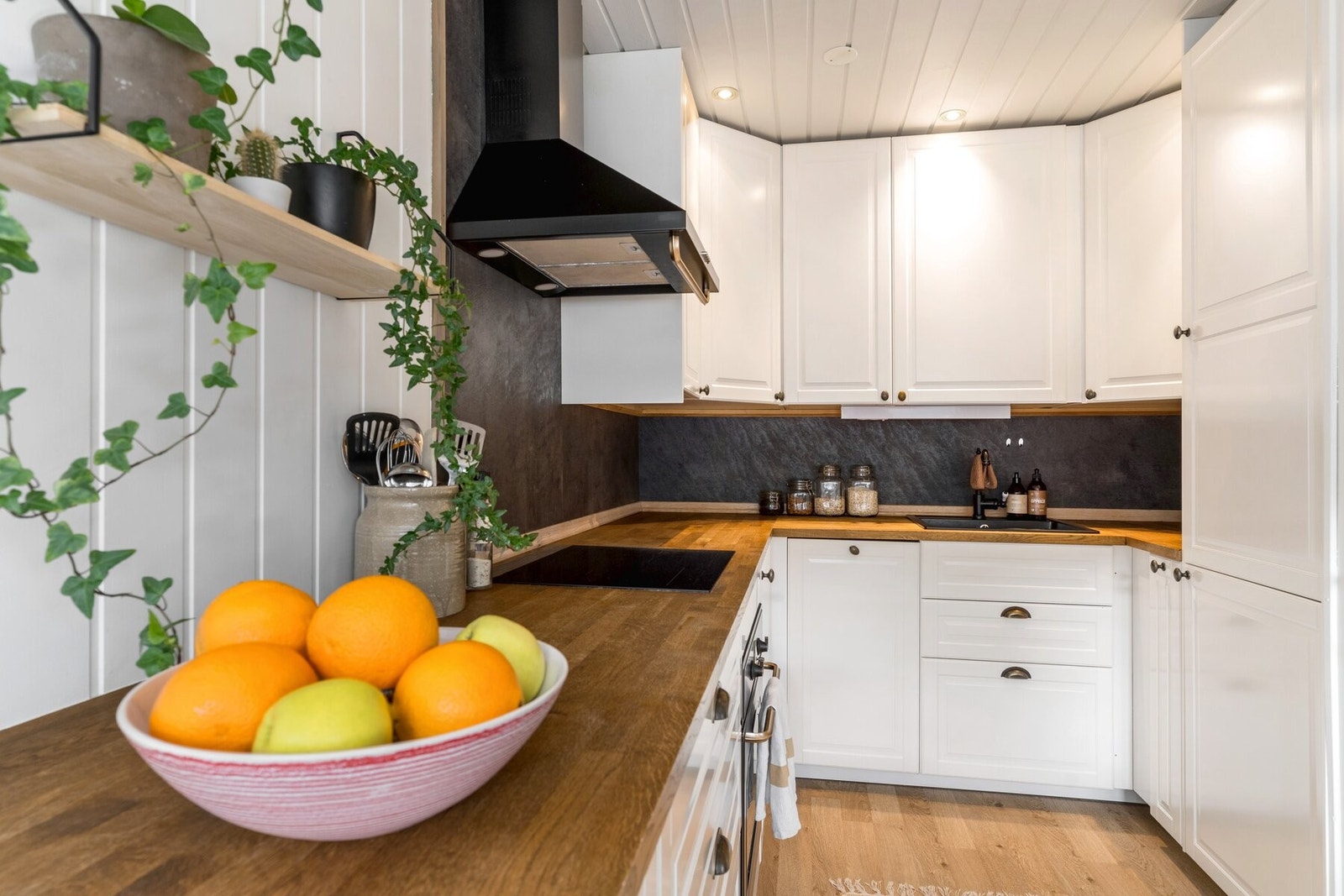 Kjøkkenet er utstyrt med kjøl/fryseskap, oppvaskmaskin, induksjonstopp og stekeovn. Galleribilde