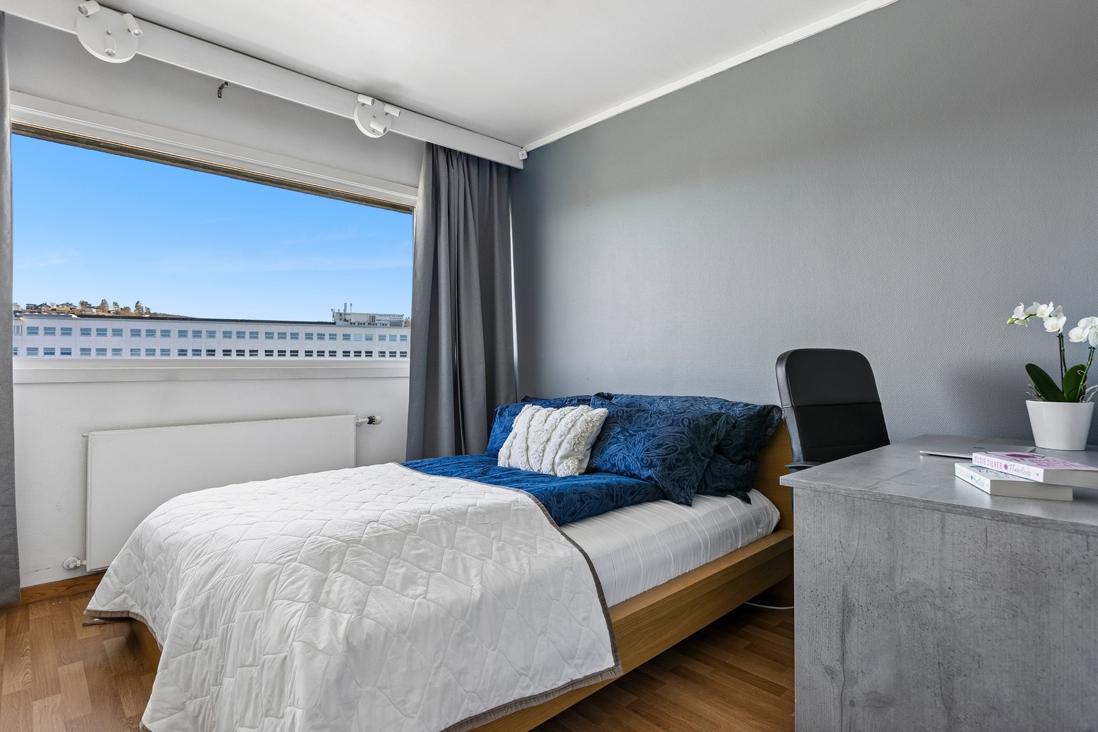 Soverommet er på 10,7m² og har god plass til ønsket møblement. Galleribilde
