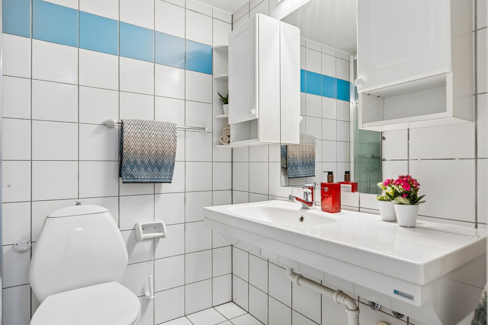 Av utsyr finnes bl.a dusj, gulmontert WC, speil på vegg og lys-armatur. Galleribilde