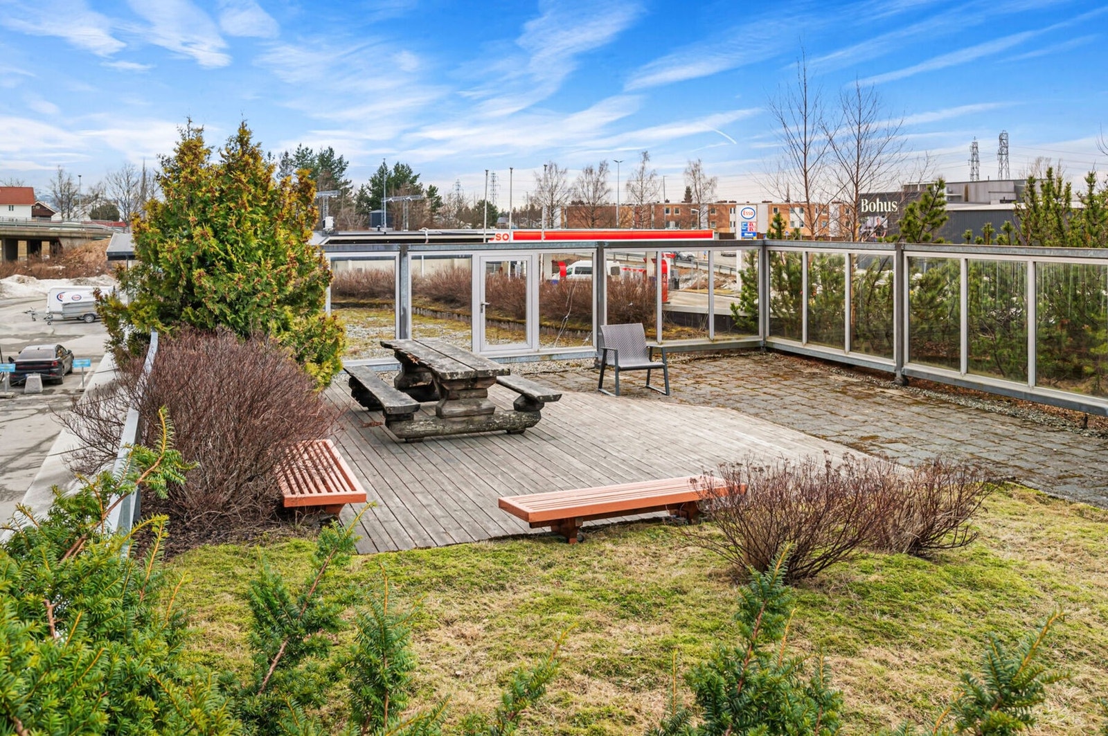 Felles takterrasse for beboerne, med flere oppholdsplasser, grøntareal og grill. Galleribilde