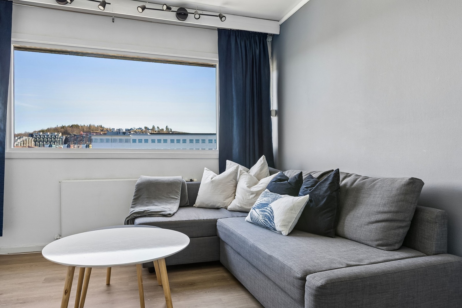 Store vindusflater som slipper inn rikelig med naturlig lys, noe som bidrar til en behagelig atmosfære. Galleribilde