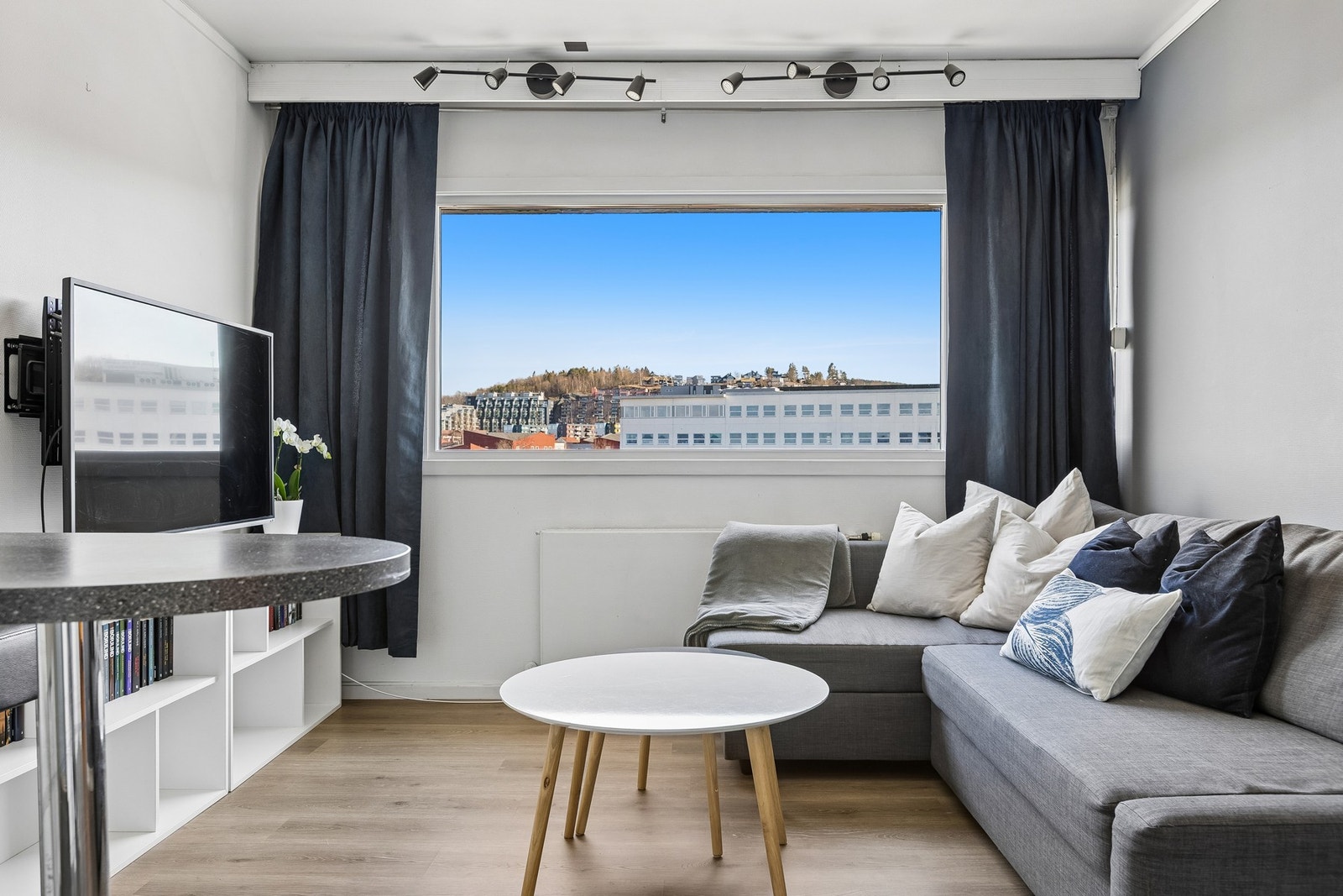 På stuen er det god plass til sittegruppe, stue/spise- og TV-bord. Galleribilde