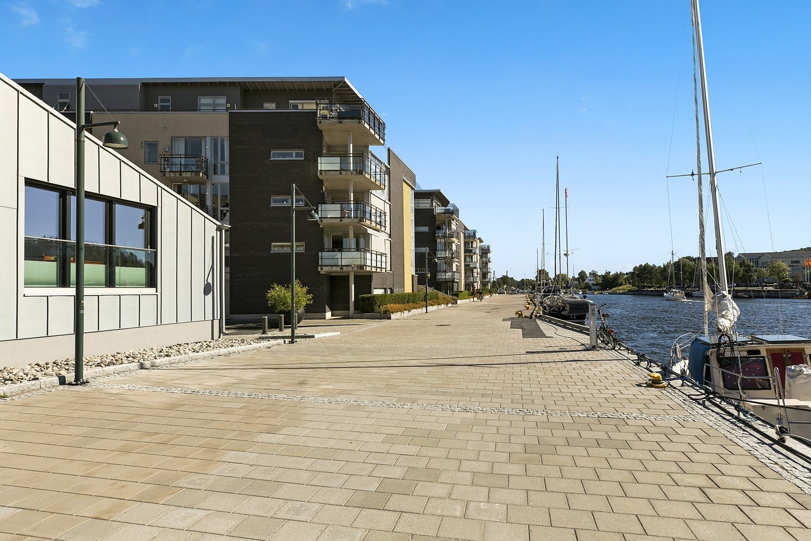 Den idylliske bryggepromenaden byr på et variert utvalg av restauranter, samt gratis ferge fra Tollbodplassen med forbindelser til Gamlebyen, Gressvik, Kråkerøy og sentrum Galleribilde