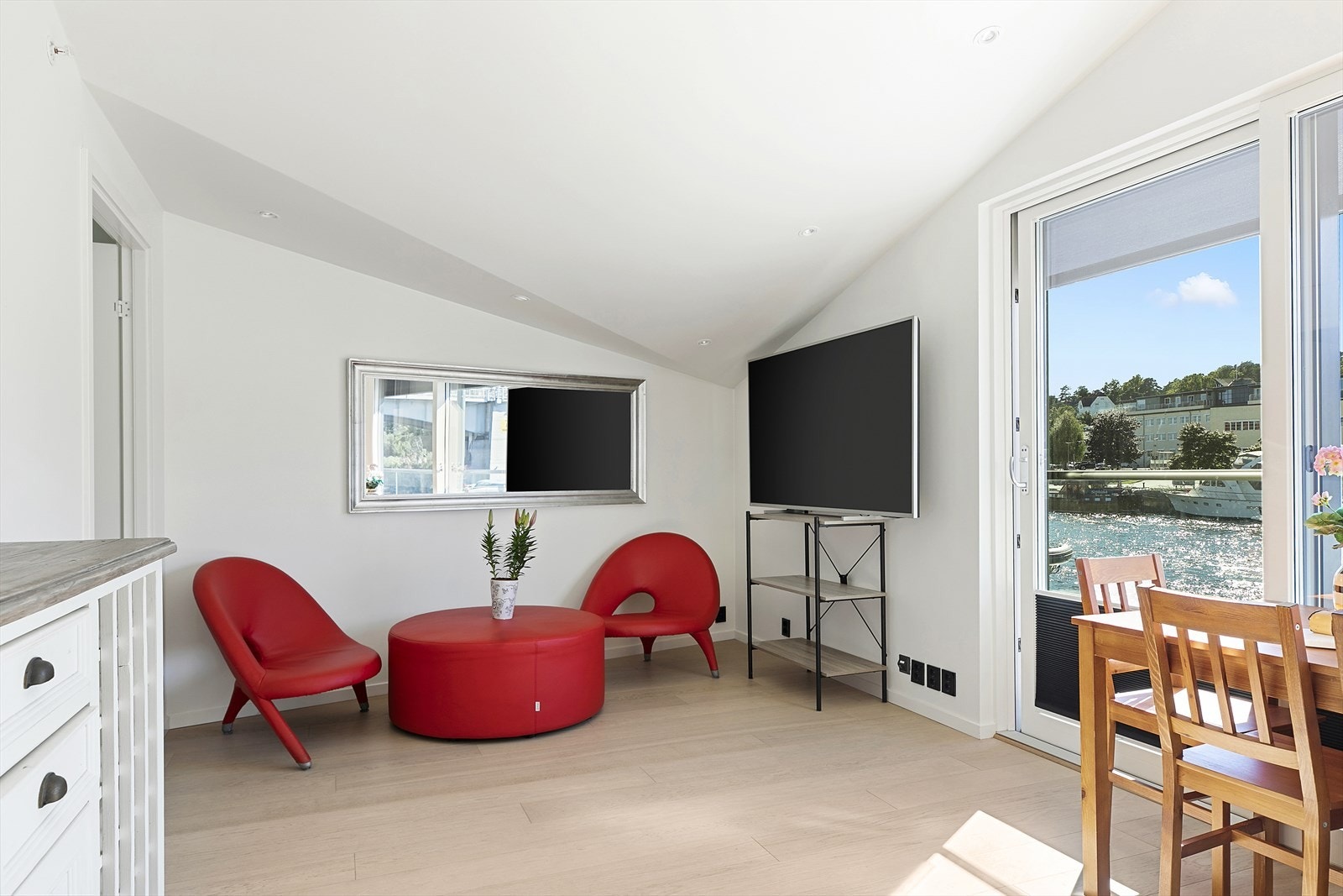Her er det plass til mediemøblement, sofa og salongbord. Galleribilde
