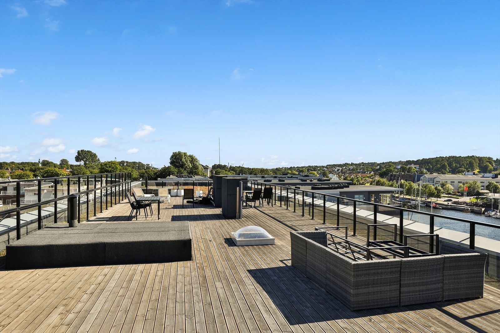 Sameiet tilbyr en flott, felles takterrasse som gir beboerne et hyggelig uteområde med gode solforhold. Galleribilde