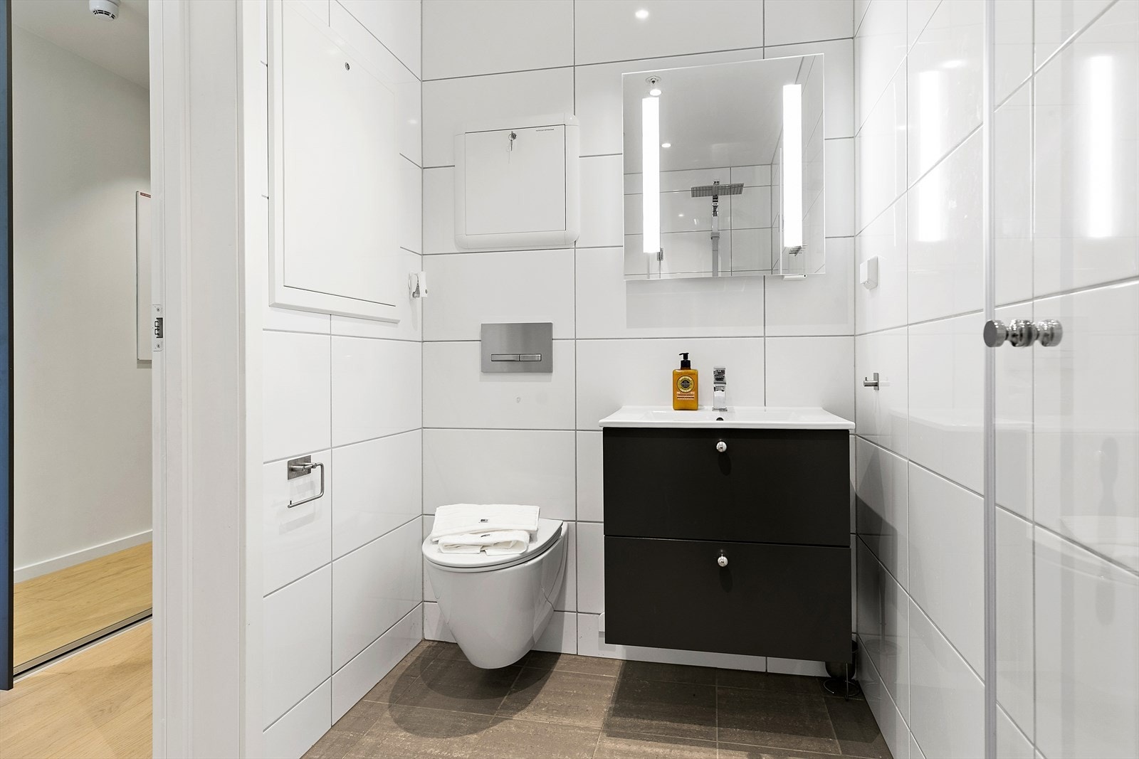 Som i resten av leiligheten, er det vannbåren gulvvarme på badet. Galleribilde