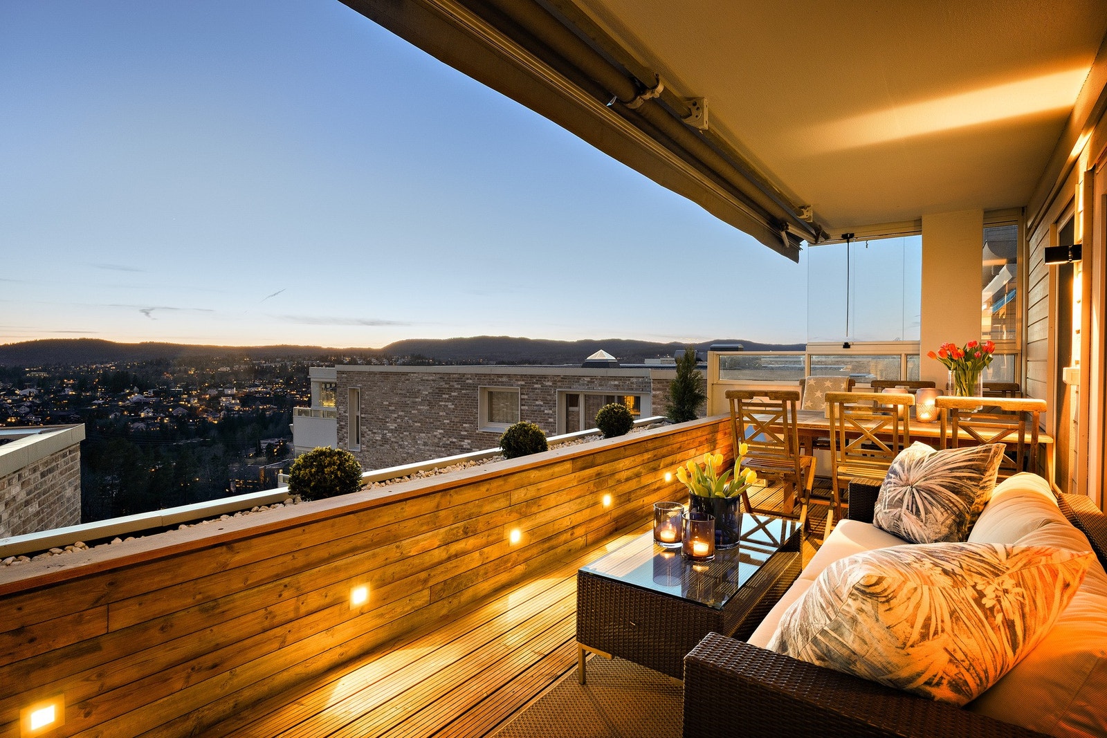 Flott terrasse i Termofuru med belysning. Terrassen er 13 m² Galleribilde